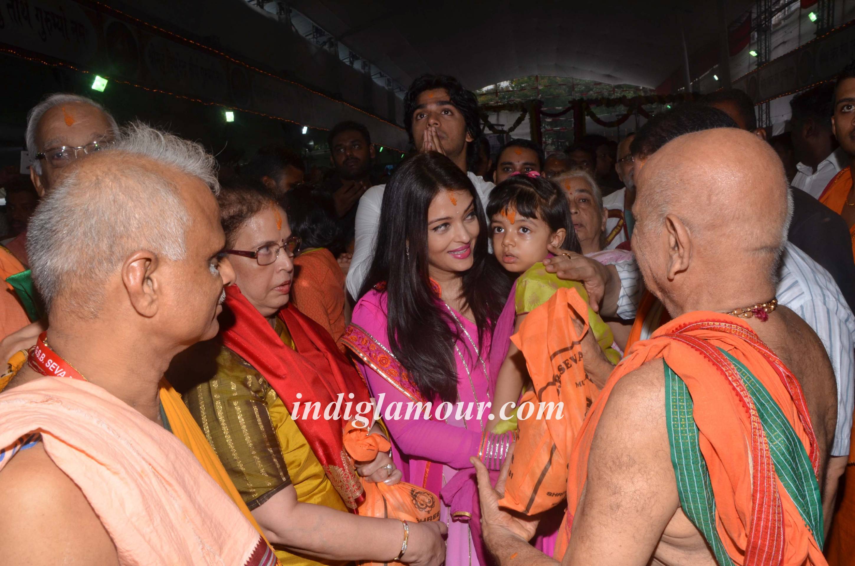 Aishwarya Rai Bachchan and Vidya Balan Visits Ganpati Mandal Event hd photo
