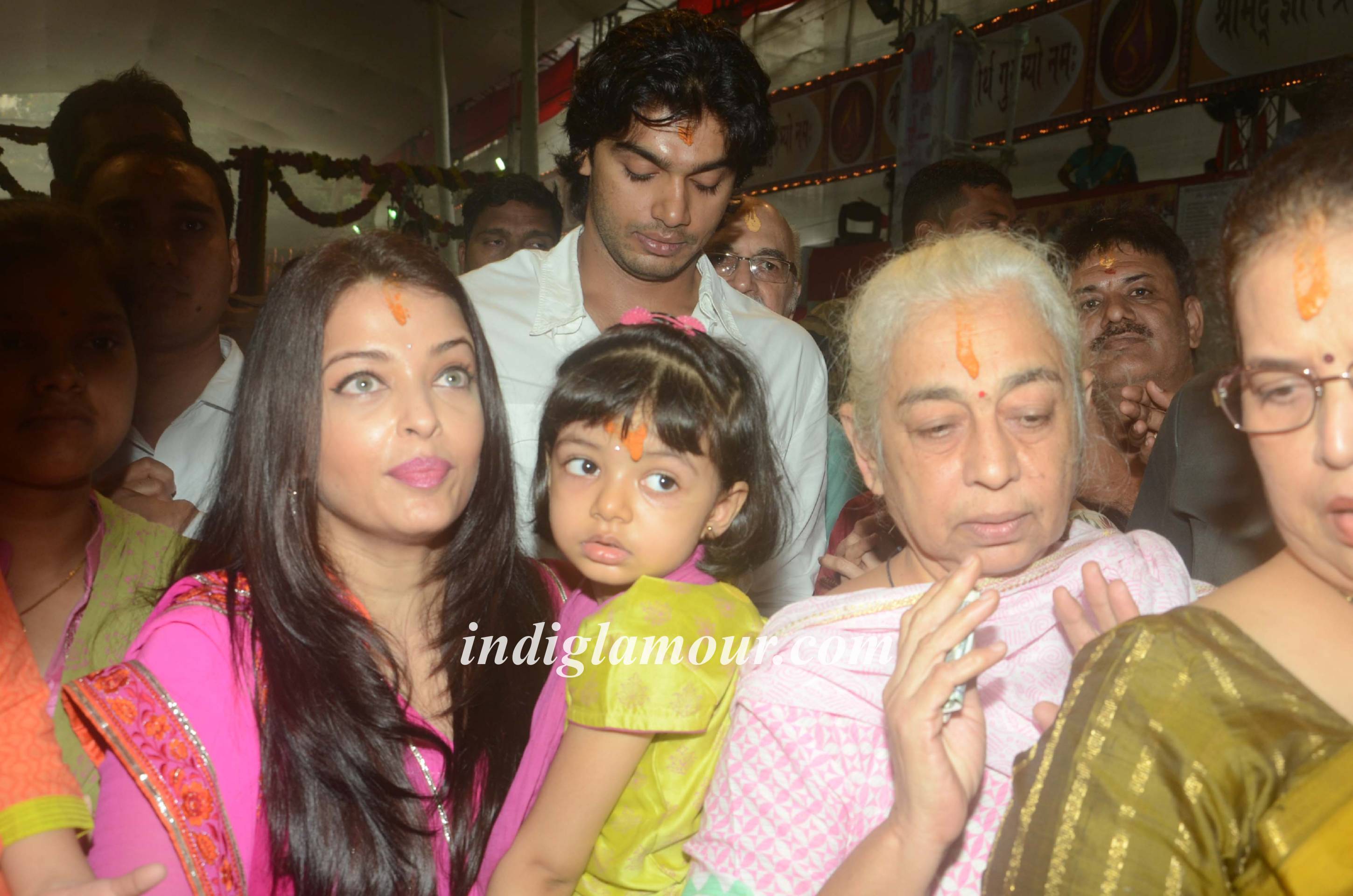 Aishwarya Rai Bachchan and Vidya Balan Visits Ganpati Mandal Event hd photo