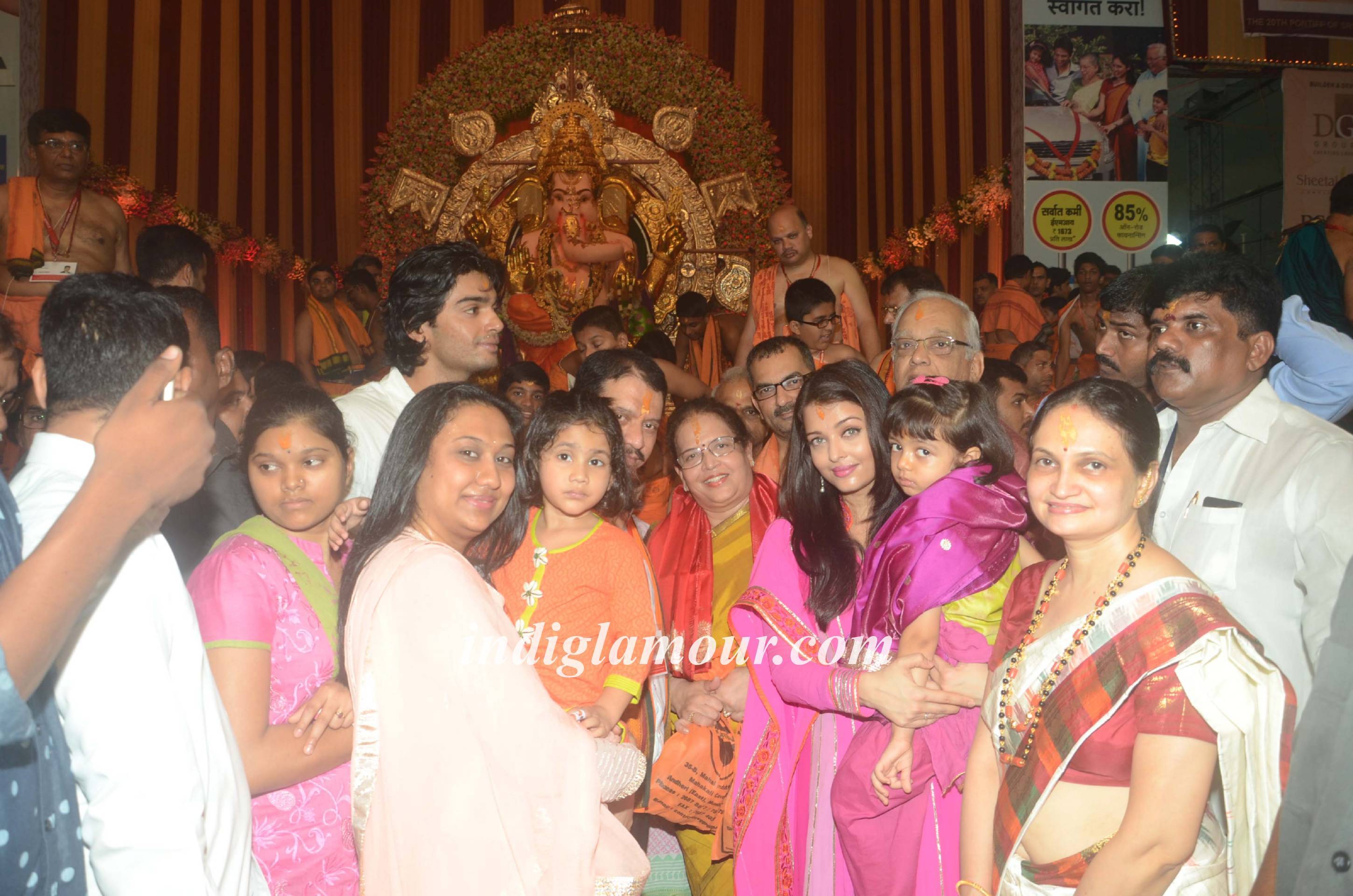 Aishwarya Rai Bachchan and Vidya Balan Visits Ganpati Mandal Event hd photo