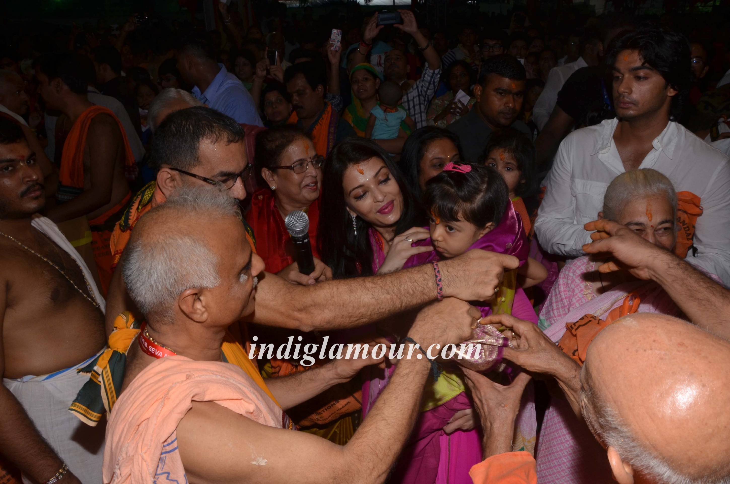 Aishwarya Rai Bachchan and Vidya Balan Visits Ganpati Mandal Event hd photo