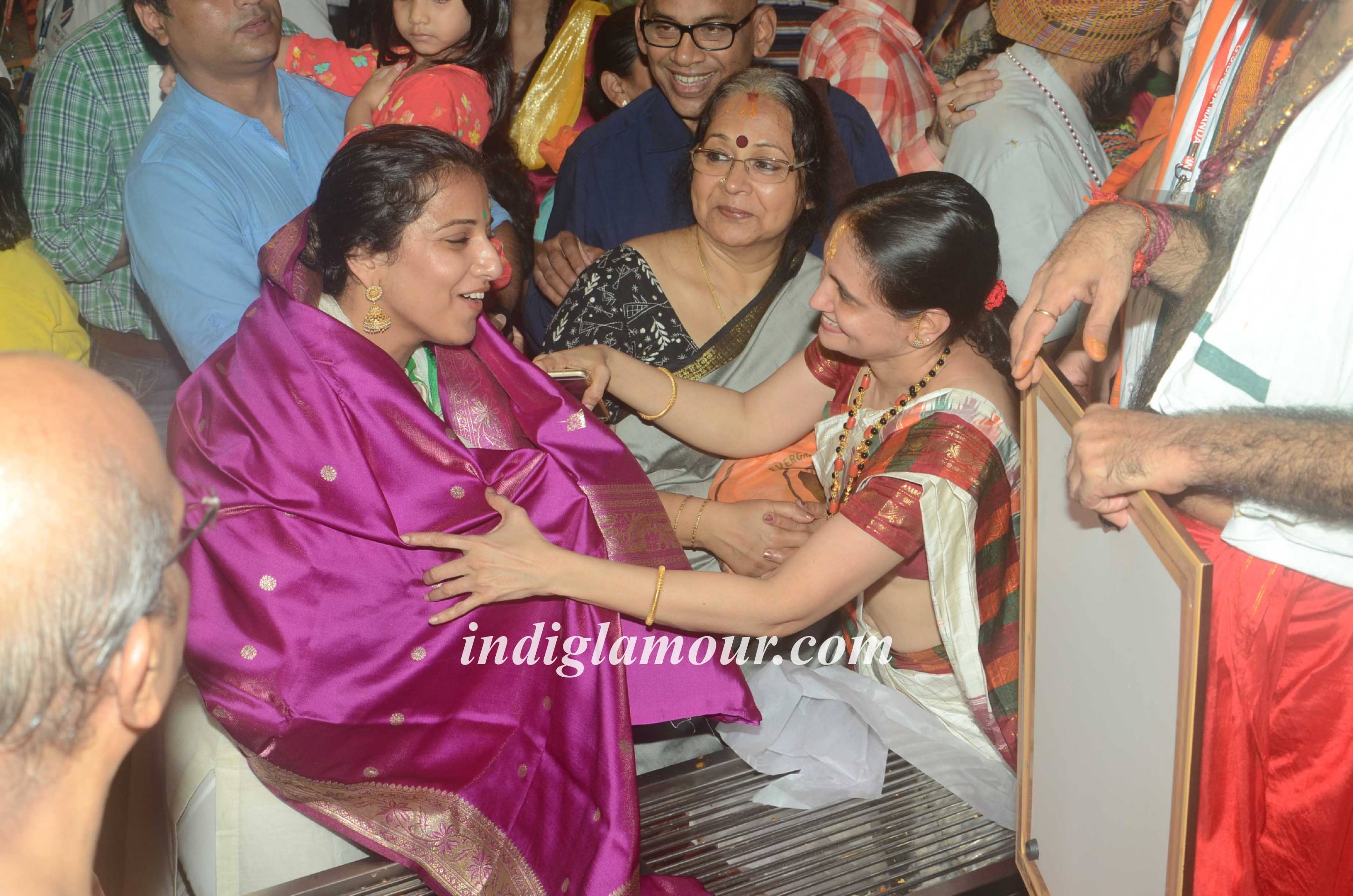 Aishwarya Rai Bachchan and Vidya Balan Visits Ganpati Mandal Event hd photo
