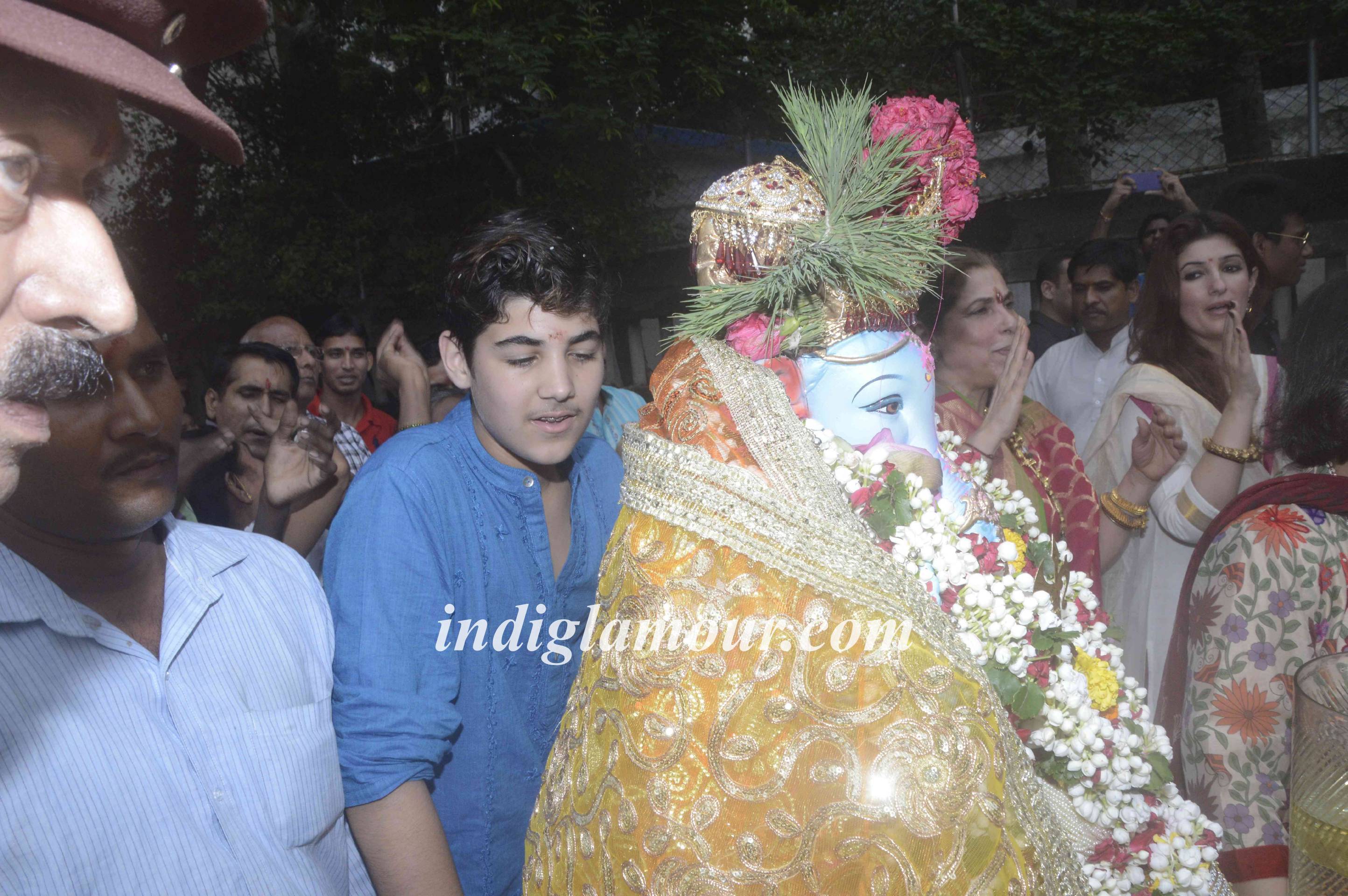 Dimple Kapadia Celebrates Ganpati Visarjan Event hd photo