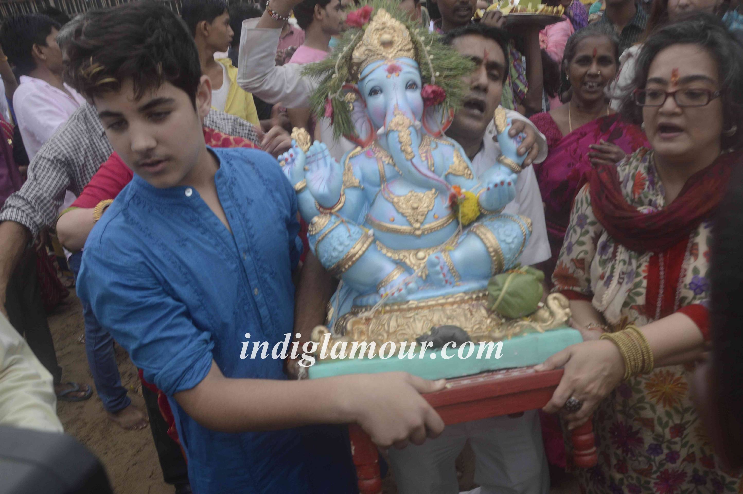 Dimple Kapadia Celebrates Ganpati Visarjan Event hd photo