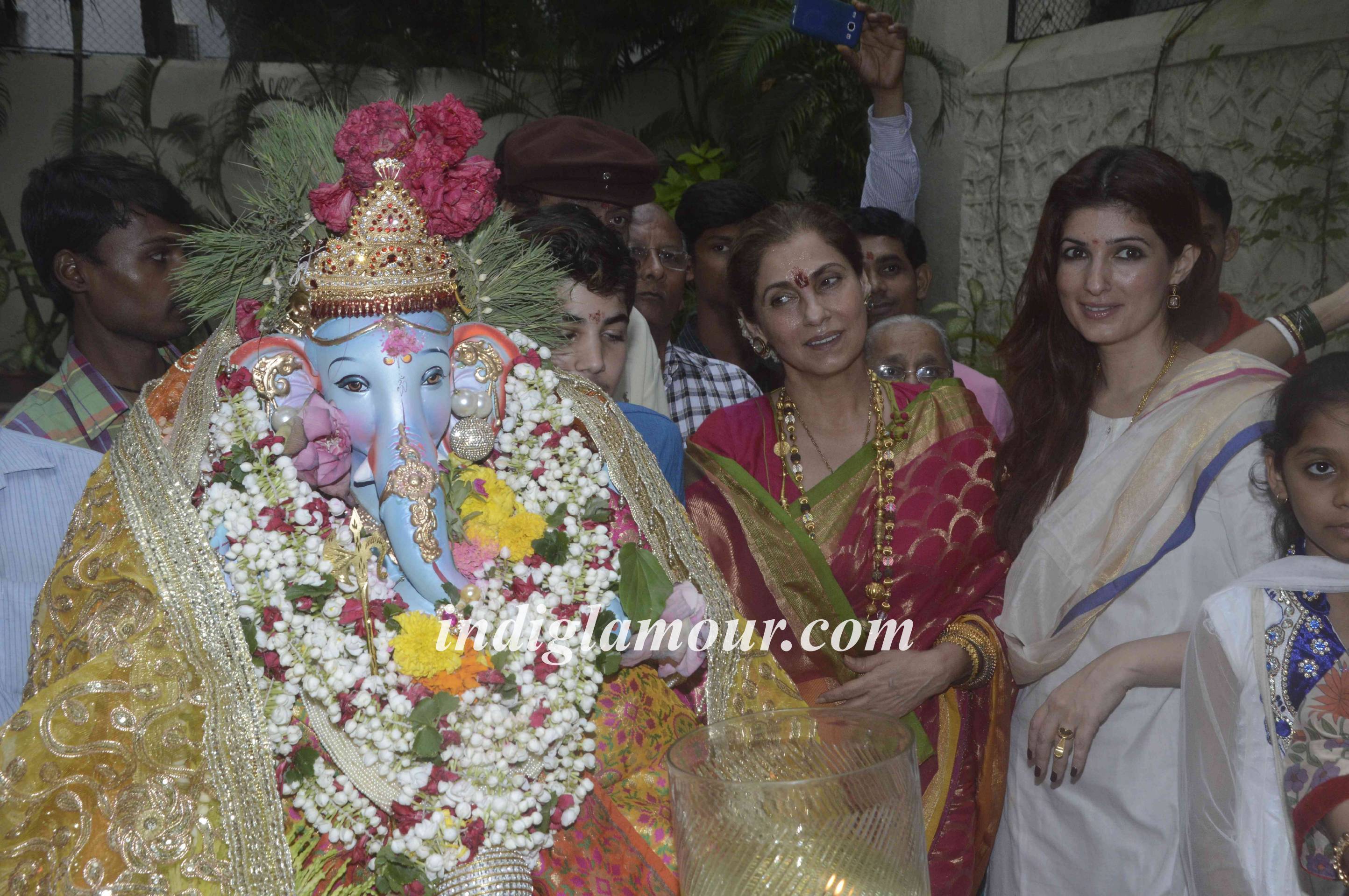 Dimple Kapadia Celebrates Ganpati Visarjan Event hd photo