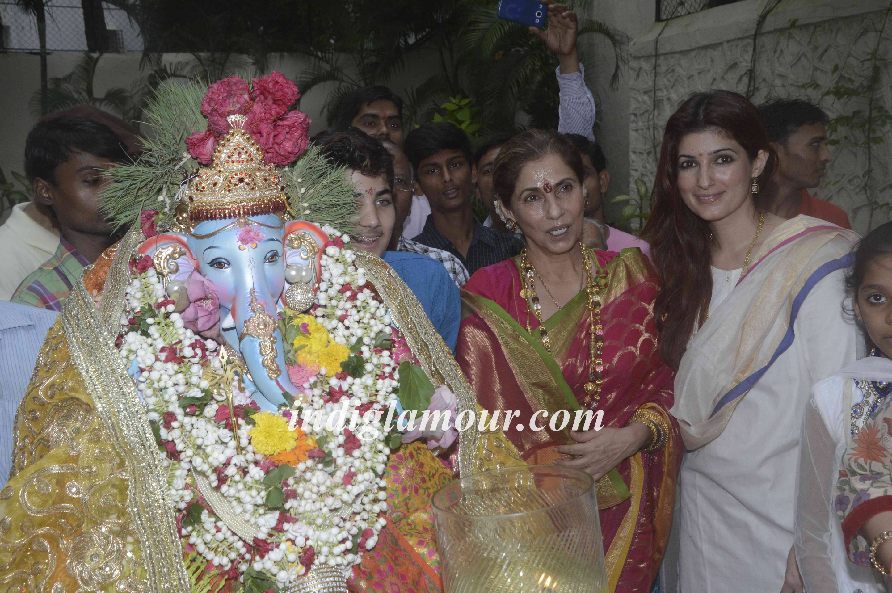 Dimple Kapadia Celebrates Ganpati Visarjan Event hd photo