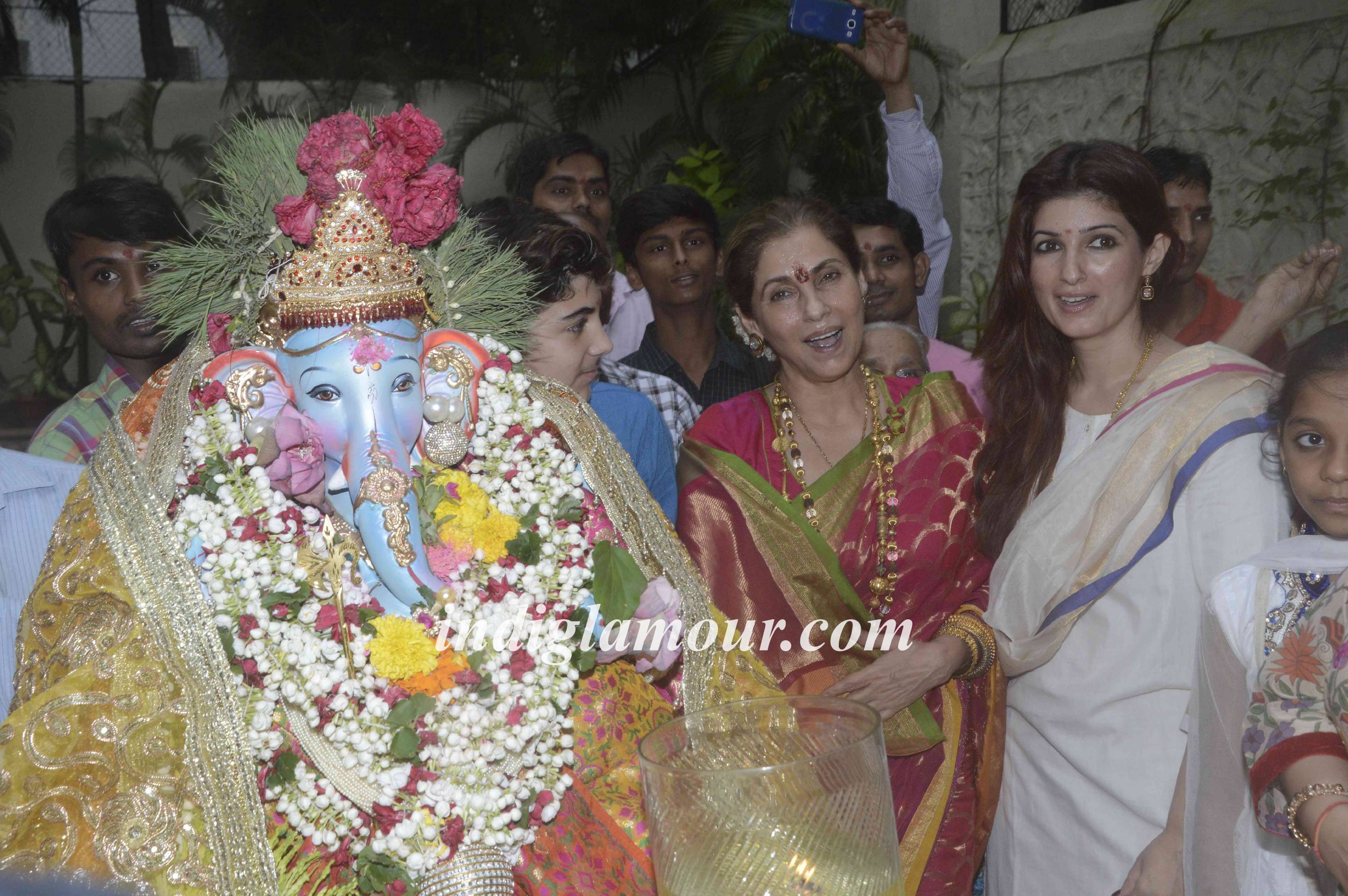 Dimple Kapadia Celebrates Ganpati Visarjan Event hd photo