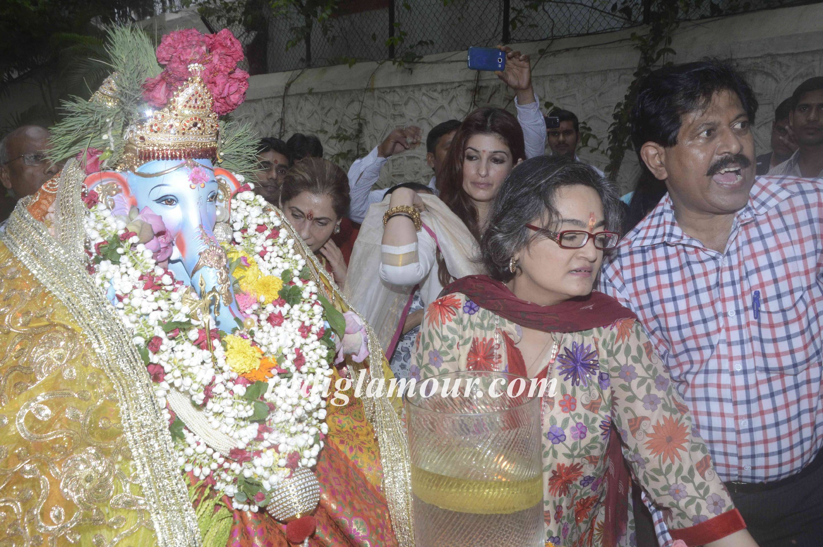 Dimple Kapadia Celebrates Ganpati Visarjan Event hd photo