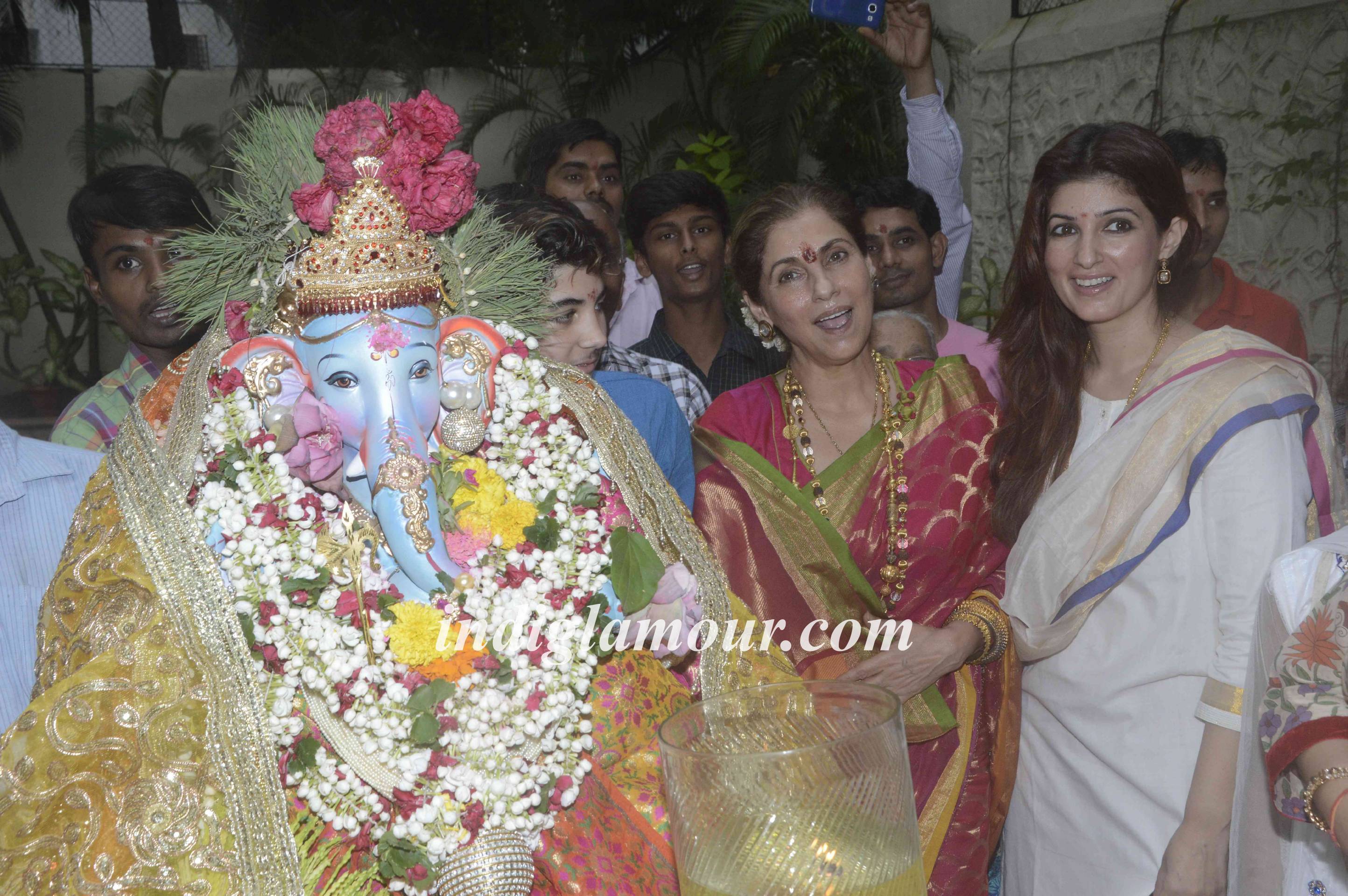 Dimple Kapadia Celebrates Ganpati Visarjan Event hd photo