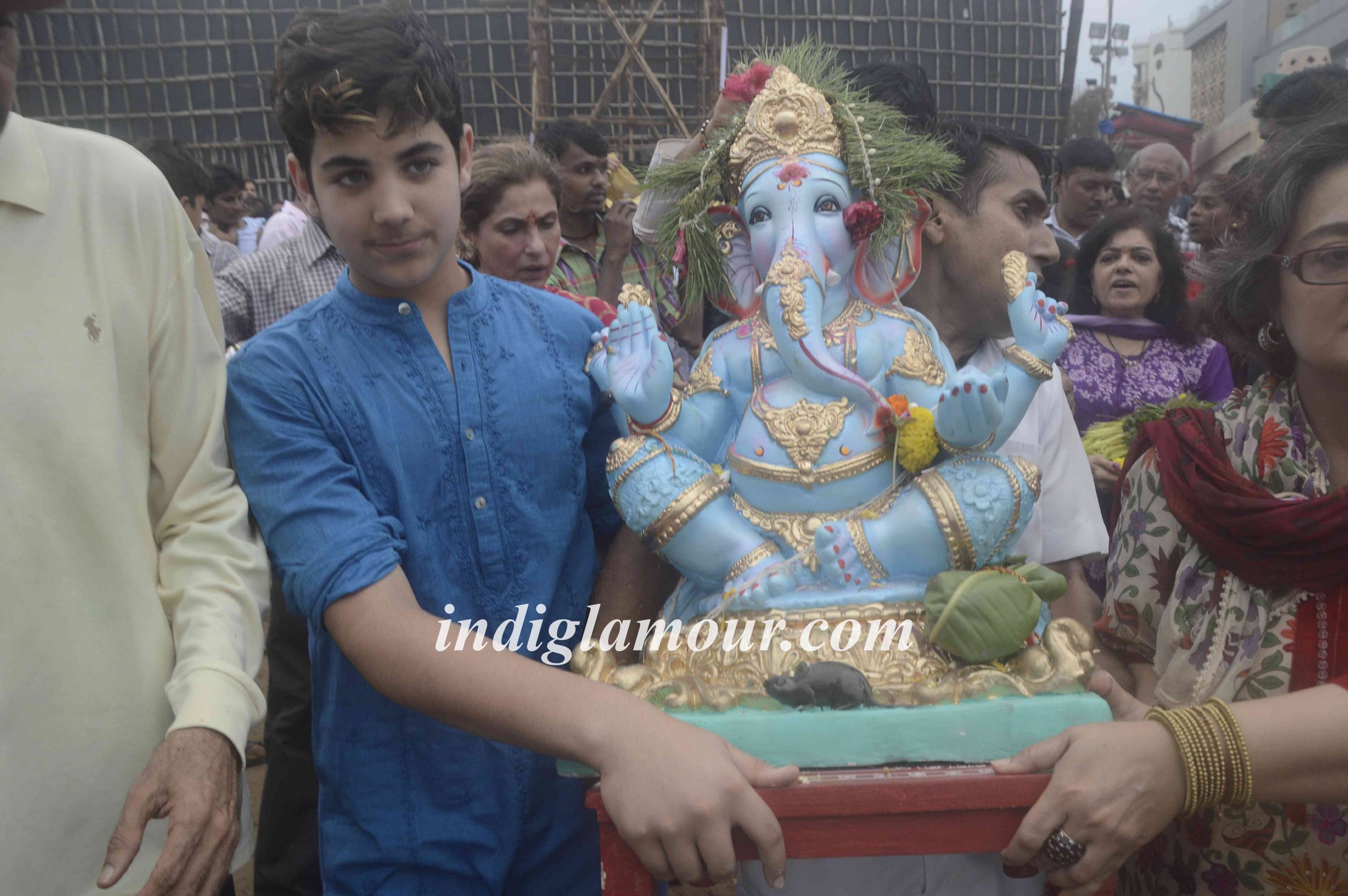 Dimple Kapadia Celebrates Ganpati Visarjan Event hd photo