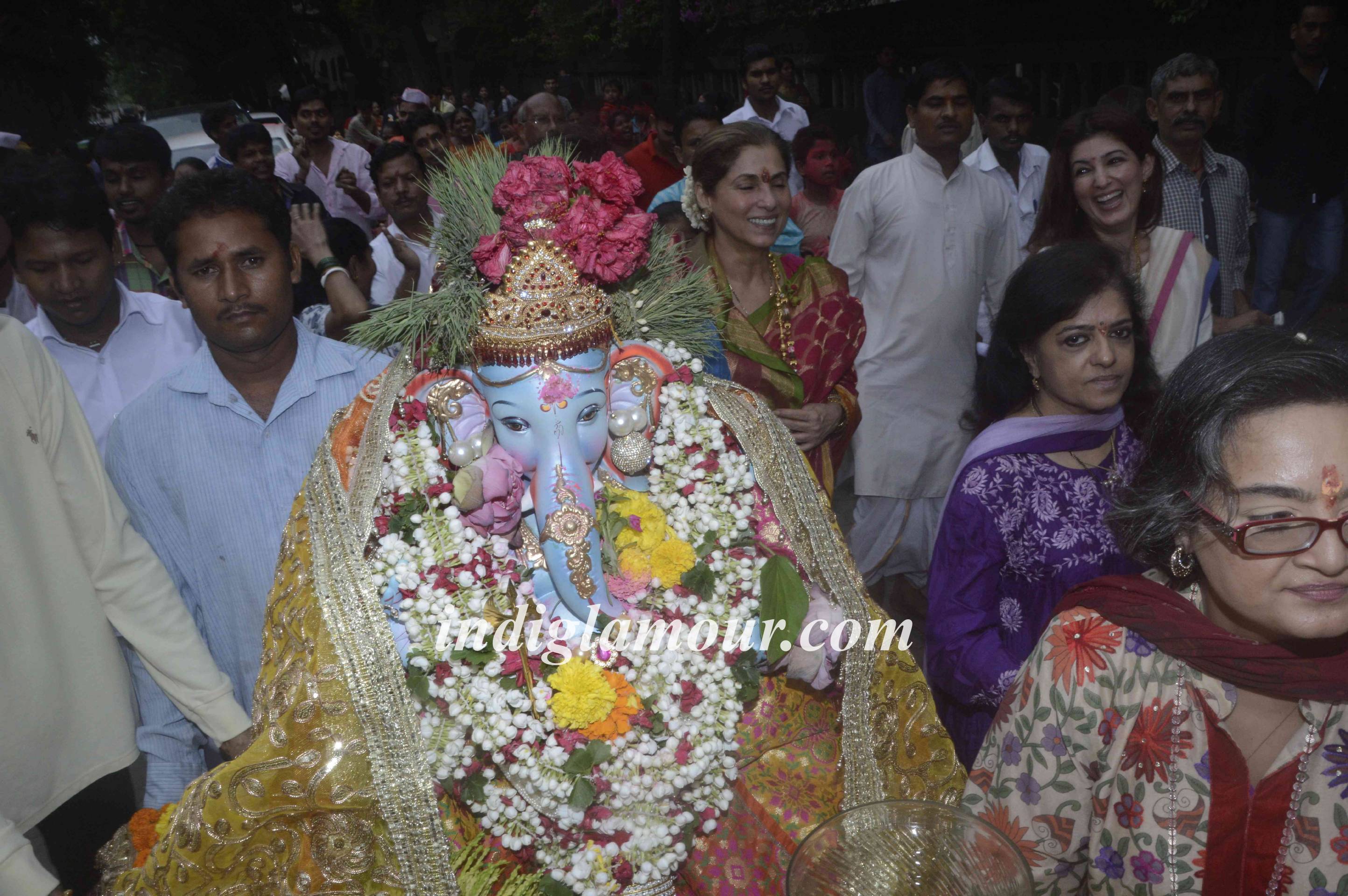 Dimple Kapadia Celebrates Ganpati Visarjan Event hd photo