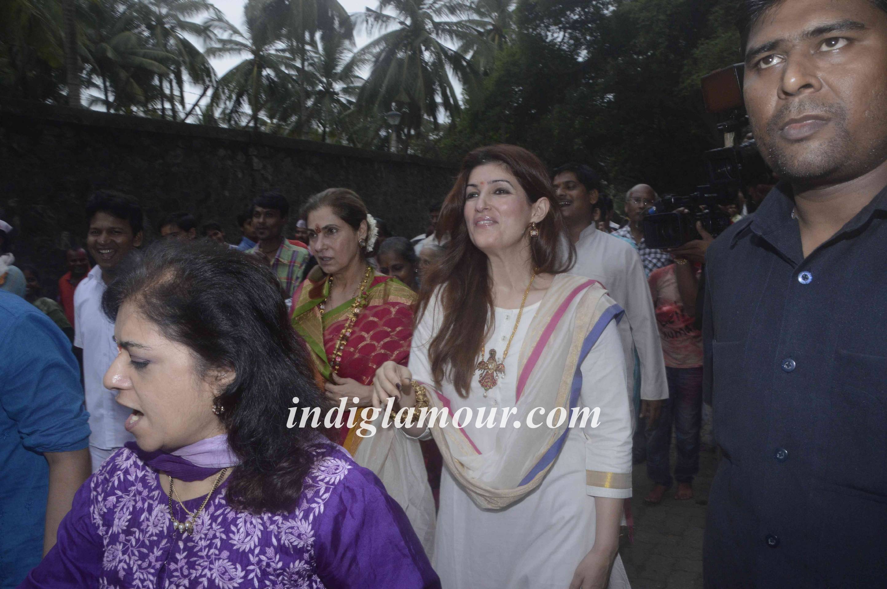 Dimple Kapadia Celebrates Ganpati Visarjan Event hd photo