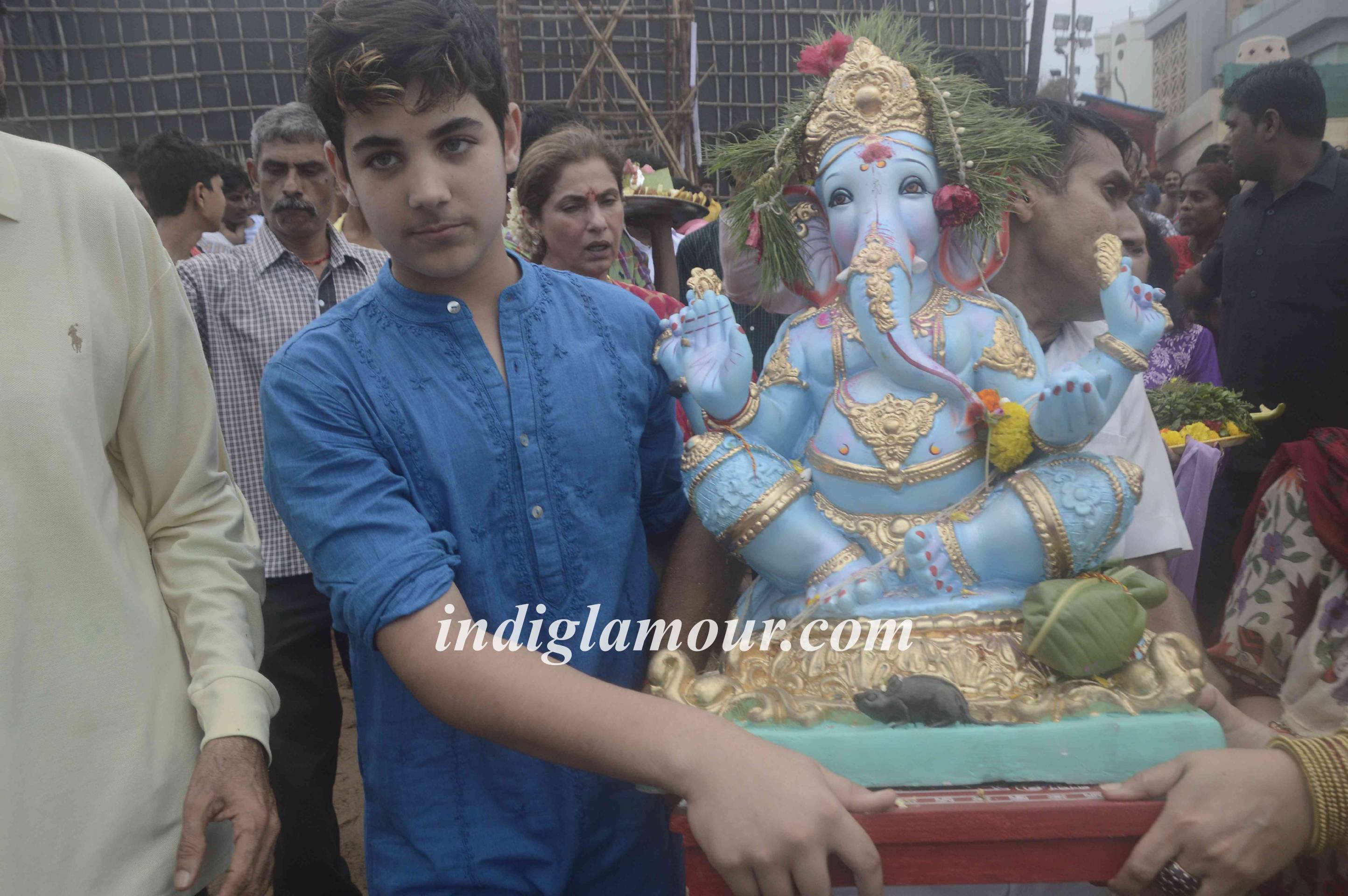 Dimple Kapadia Celebrates Ganpati Visarjan Event hd photo