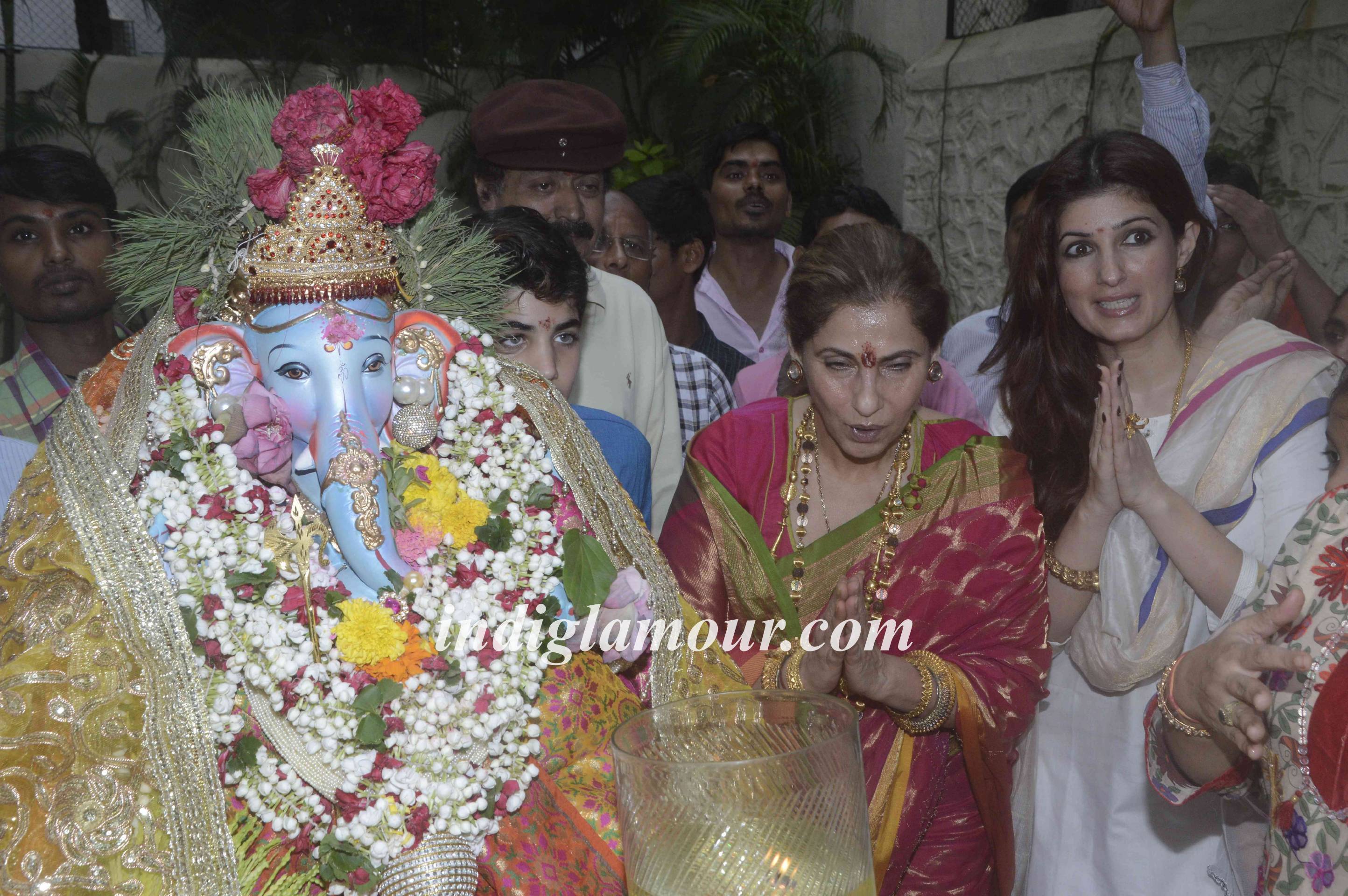 Dimple Kapadia Celebrates Ganpati Visarjan Event hd photo