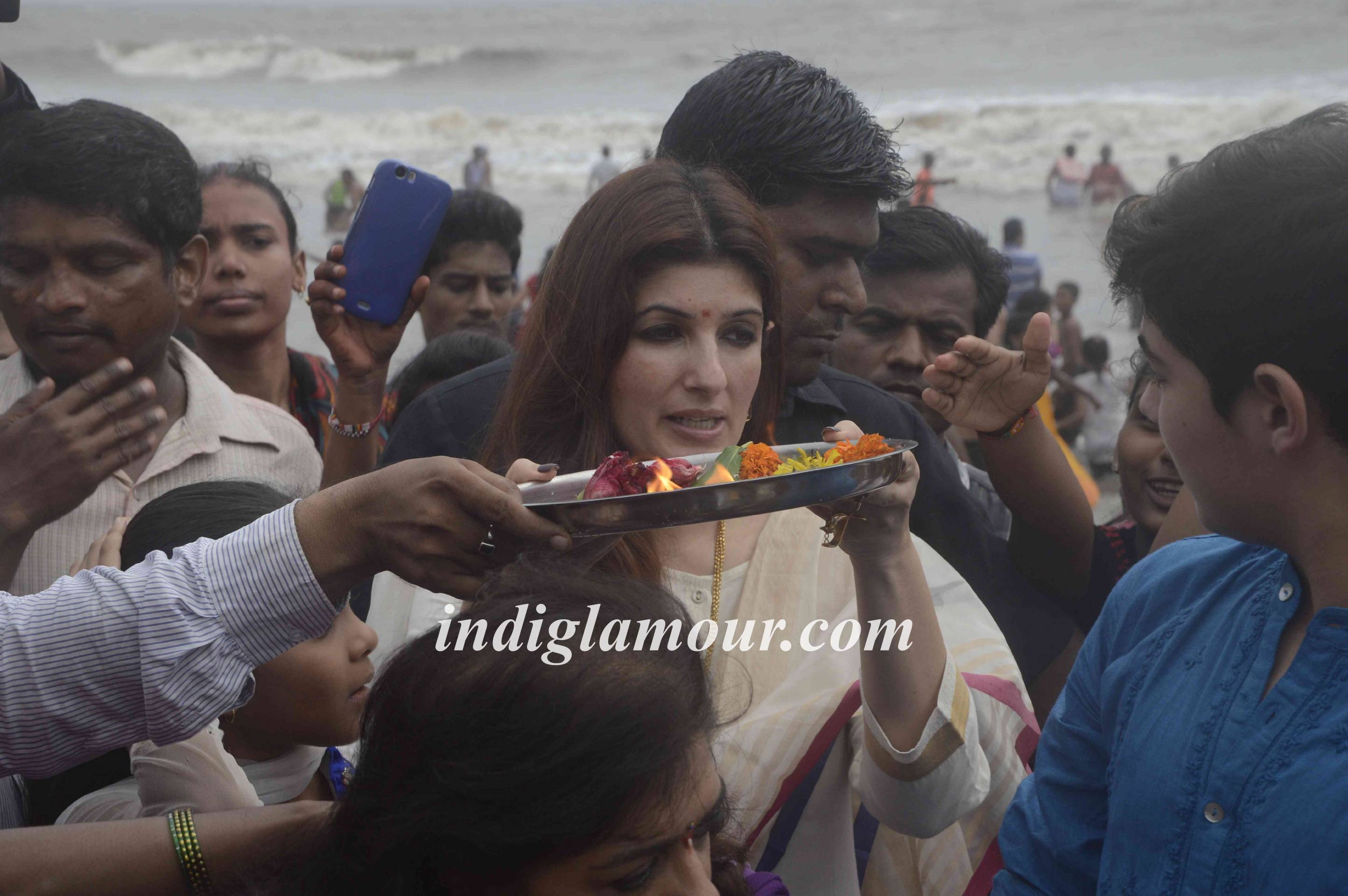 Dimple Kapadia Celebrates Ganpati Visarjan Event hd photo