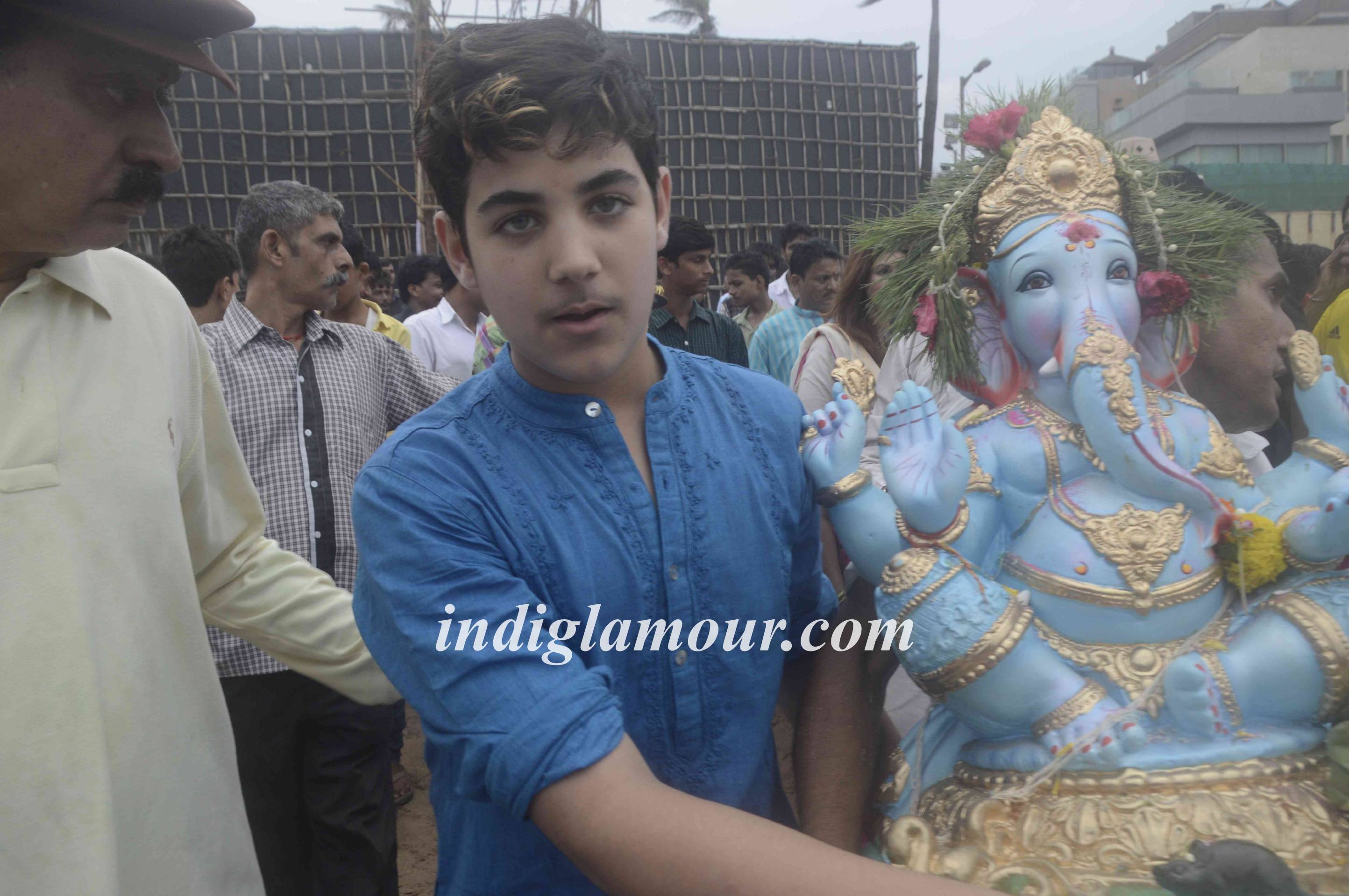 Dimple Kapadia Celebrates Ganpati Visarjan Event hd photo