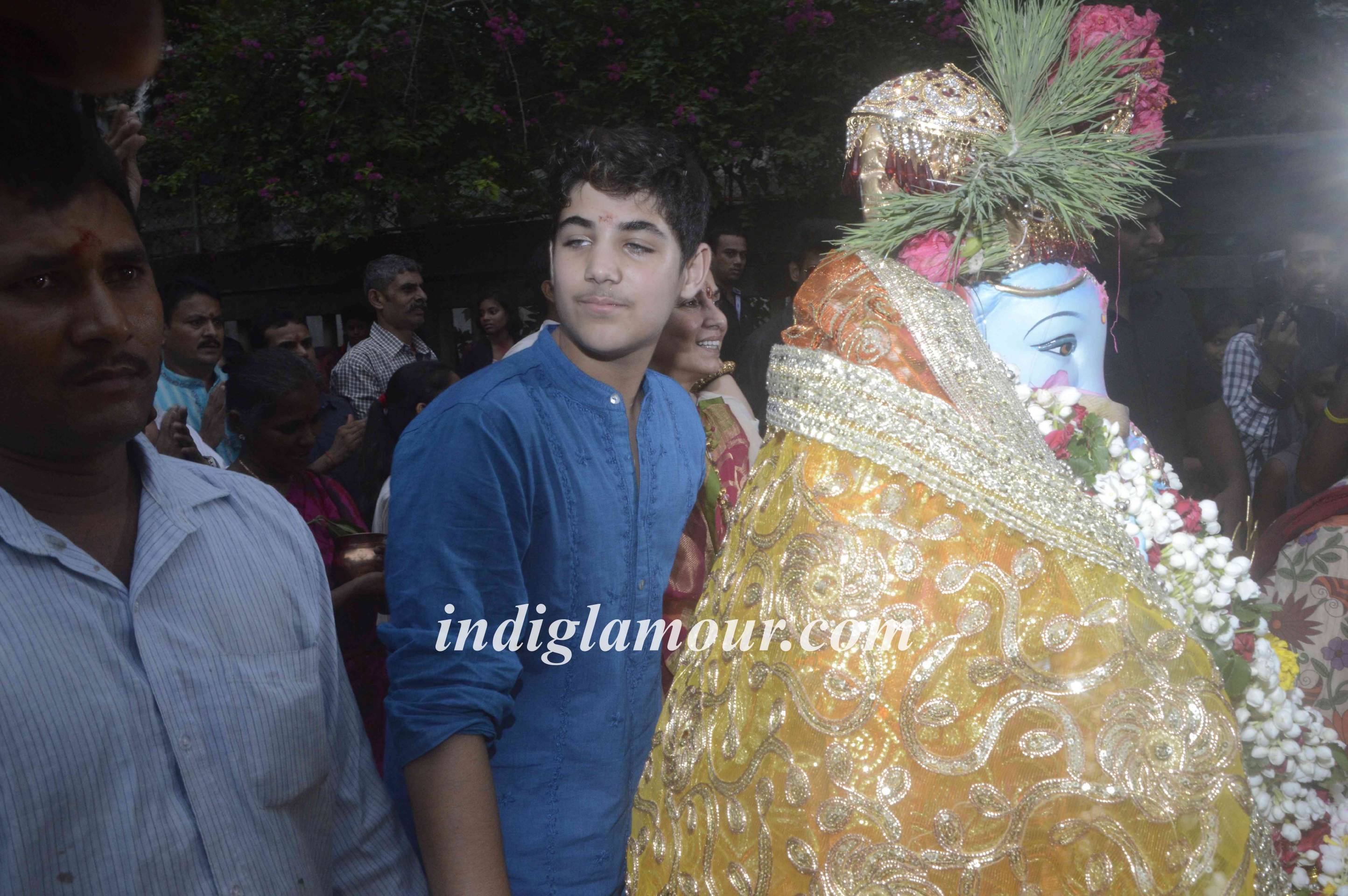 Dimple Kapadia Celebrates Ganpati Visarjan Event hd photo
