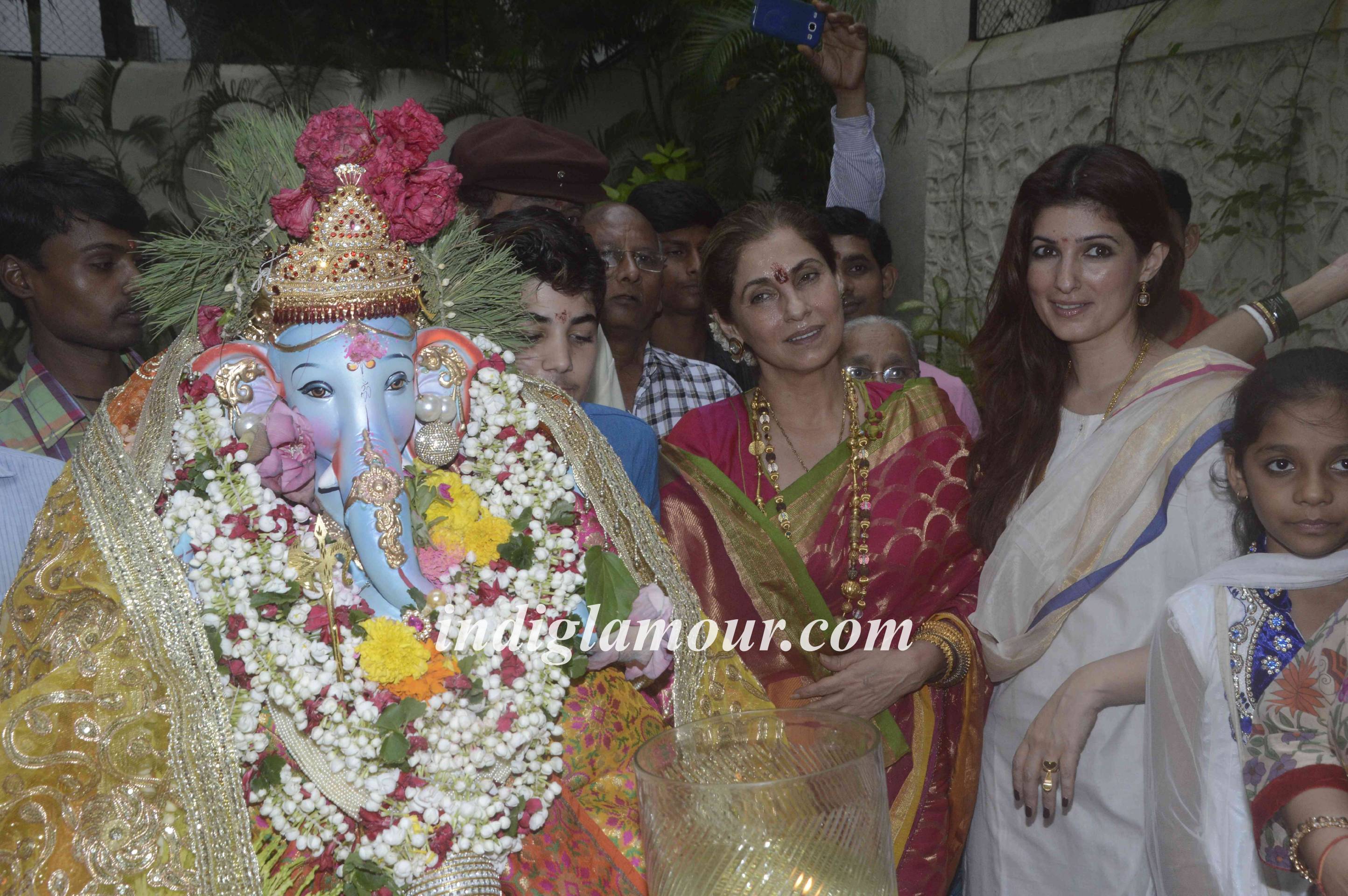 Dimple Kapadia Celebrates Ganpati Visarjan Event hd photo