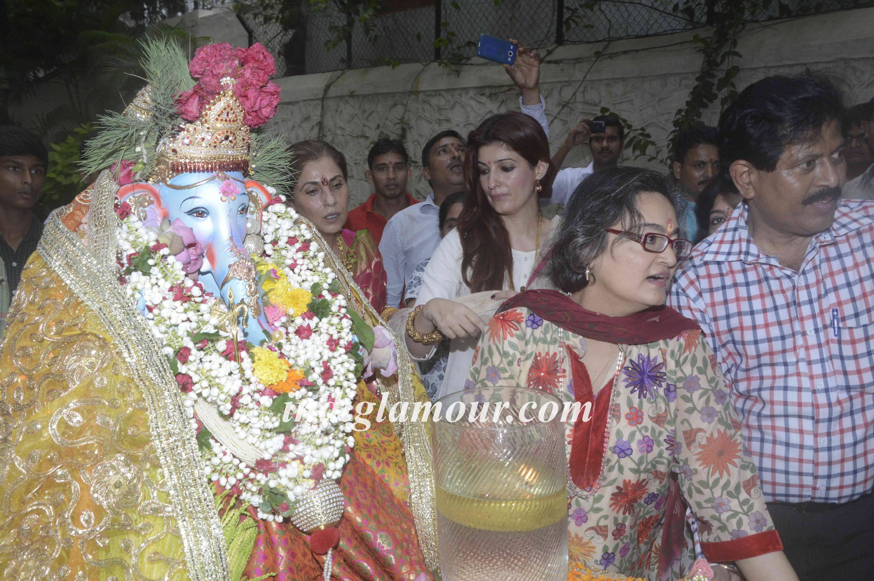 Dimple Kapadia Celebrates Ganpati Visarjan Event hd photo
