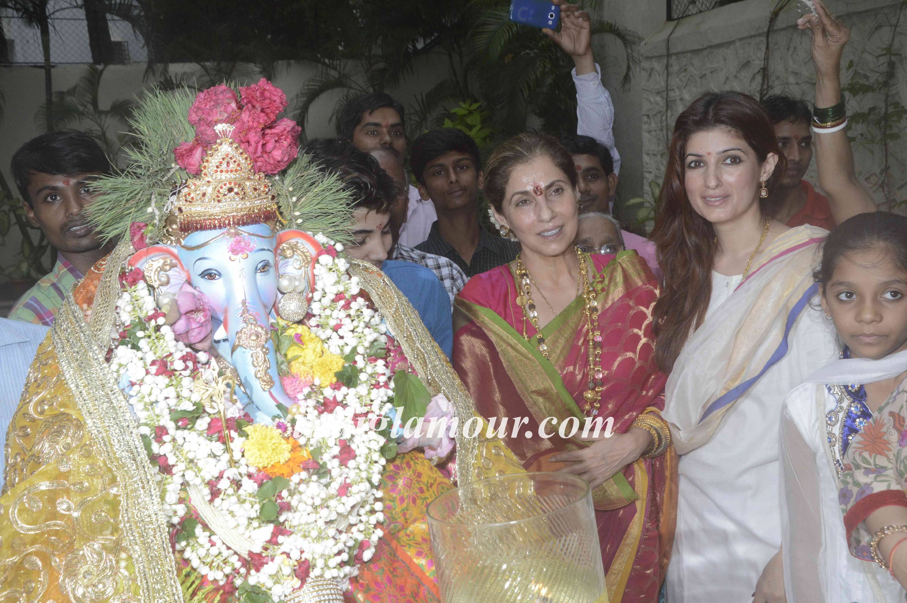 Dimple Kapadia Celebrates Ganpati Visarjan Event hd photo