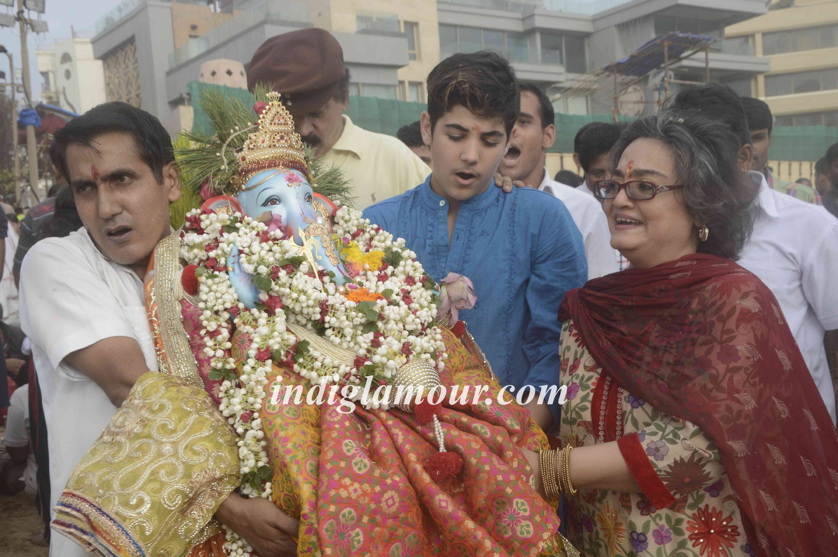 Dimple Kapadia Celebrates Ganpati Visarjan Event hd photo
