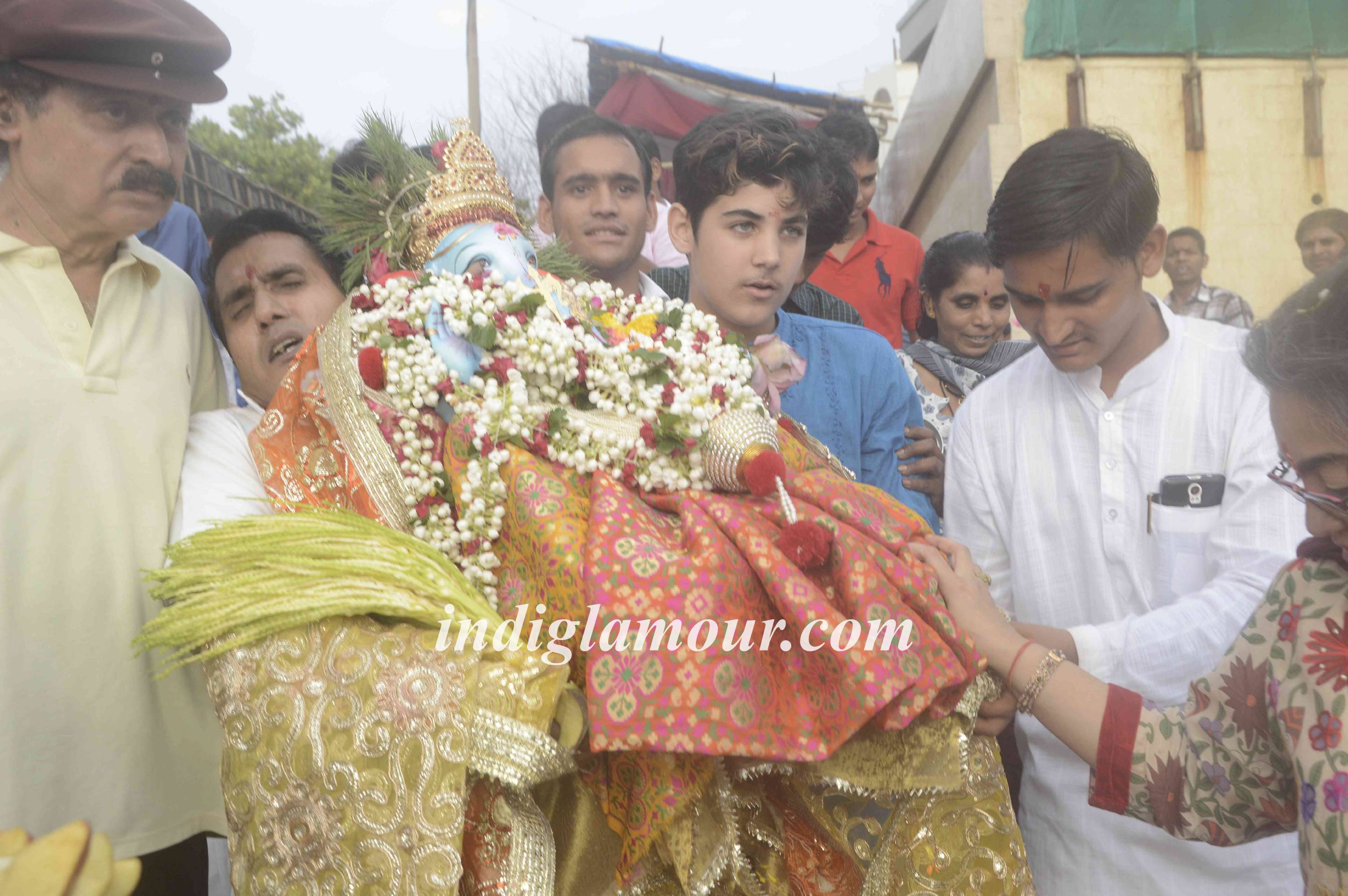 Dimple Kapadia Celebrates Ganpati Visarjan Event hd photo
