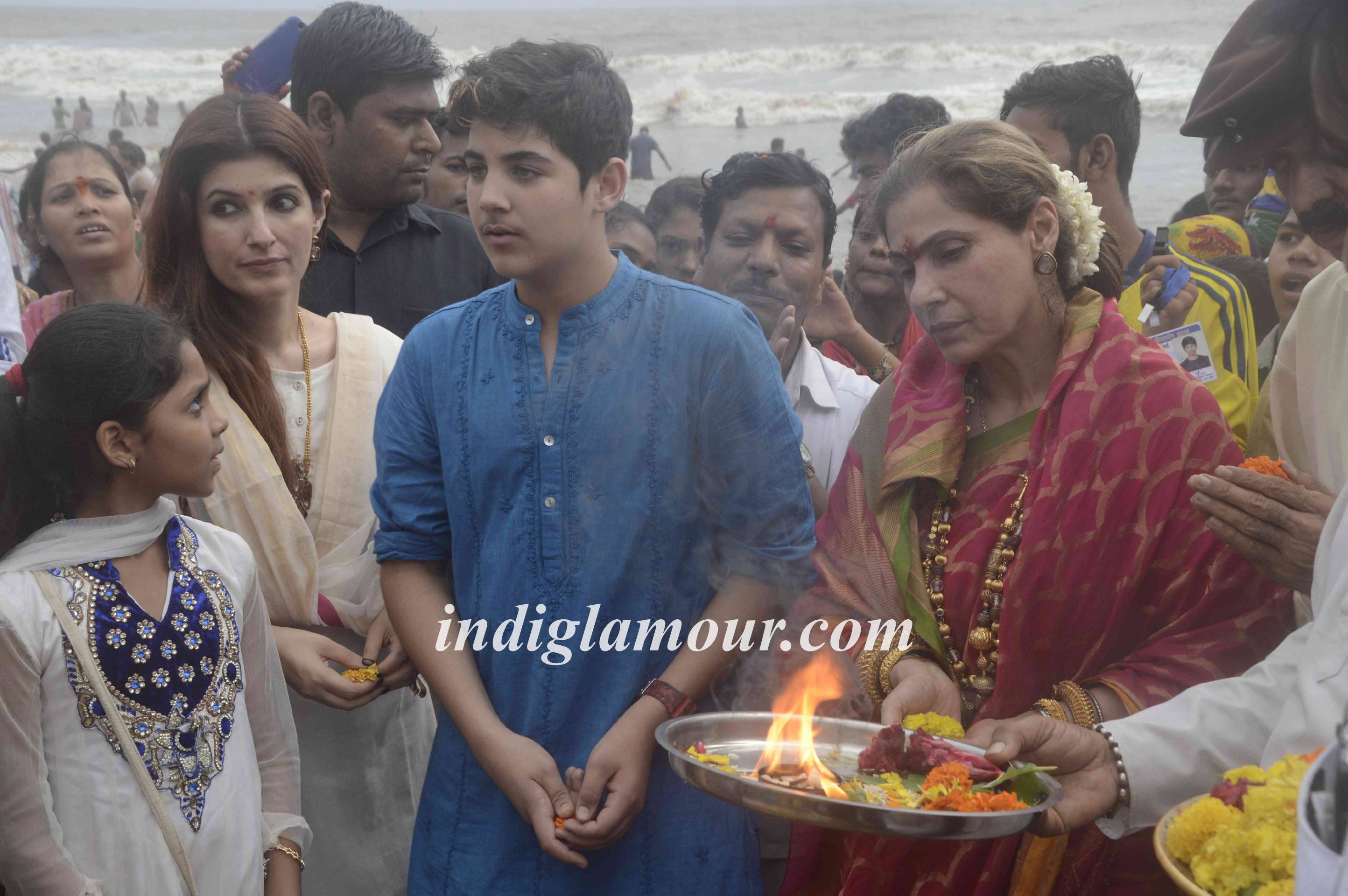 Dimple Kapadia Celebrates Ganpati Visarjan Event hd photo
