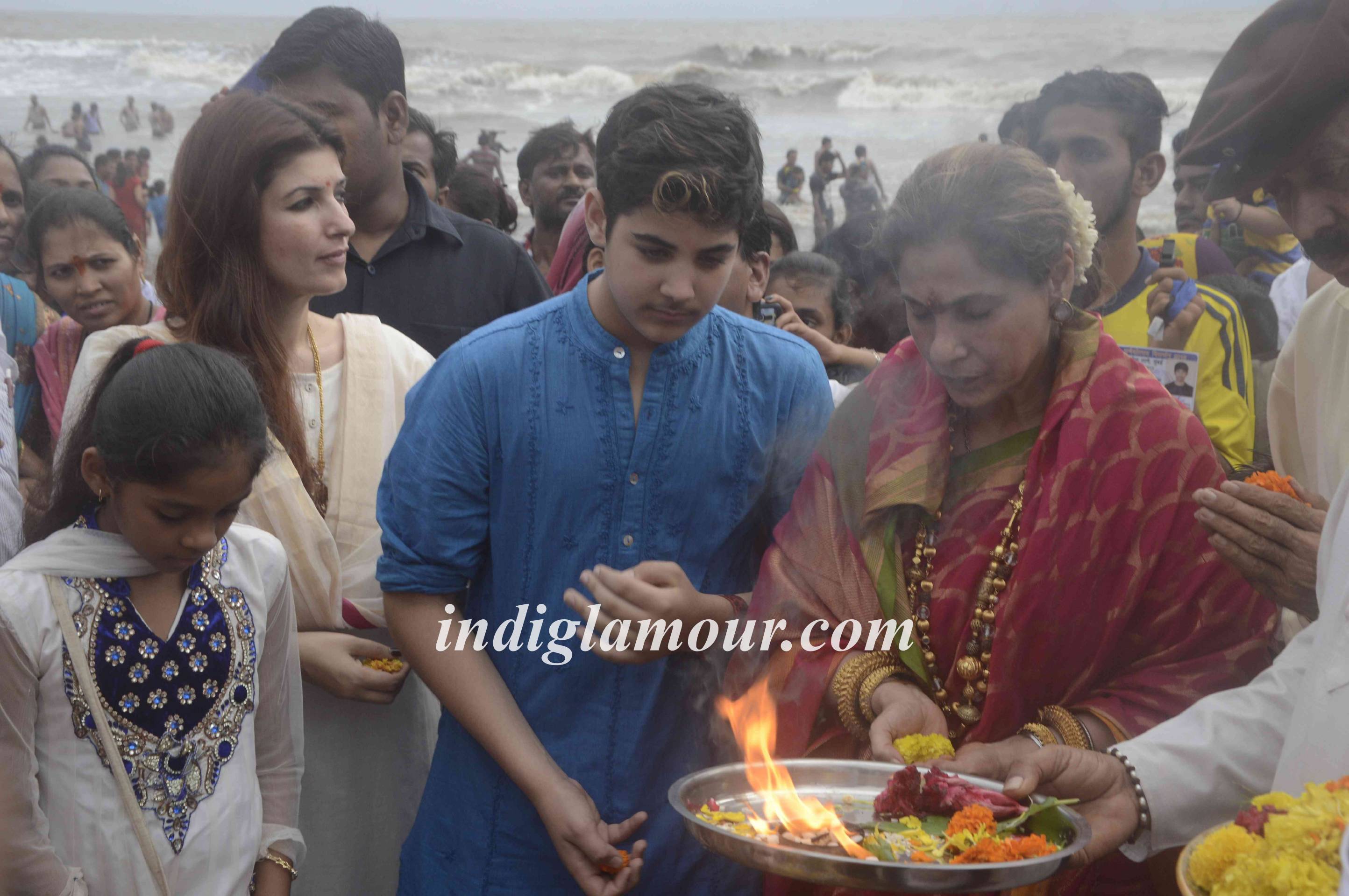 Dimple Kapadia Celebrates Ganpati Visarjan Event hd photo