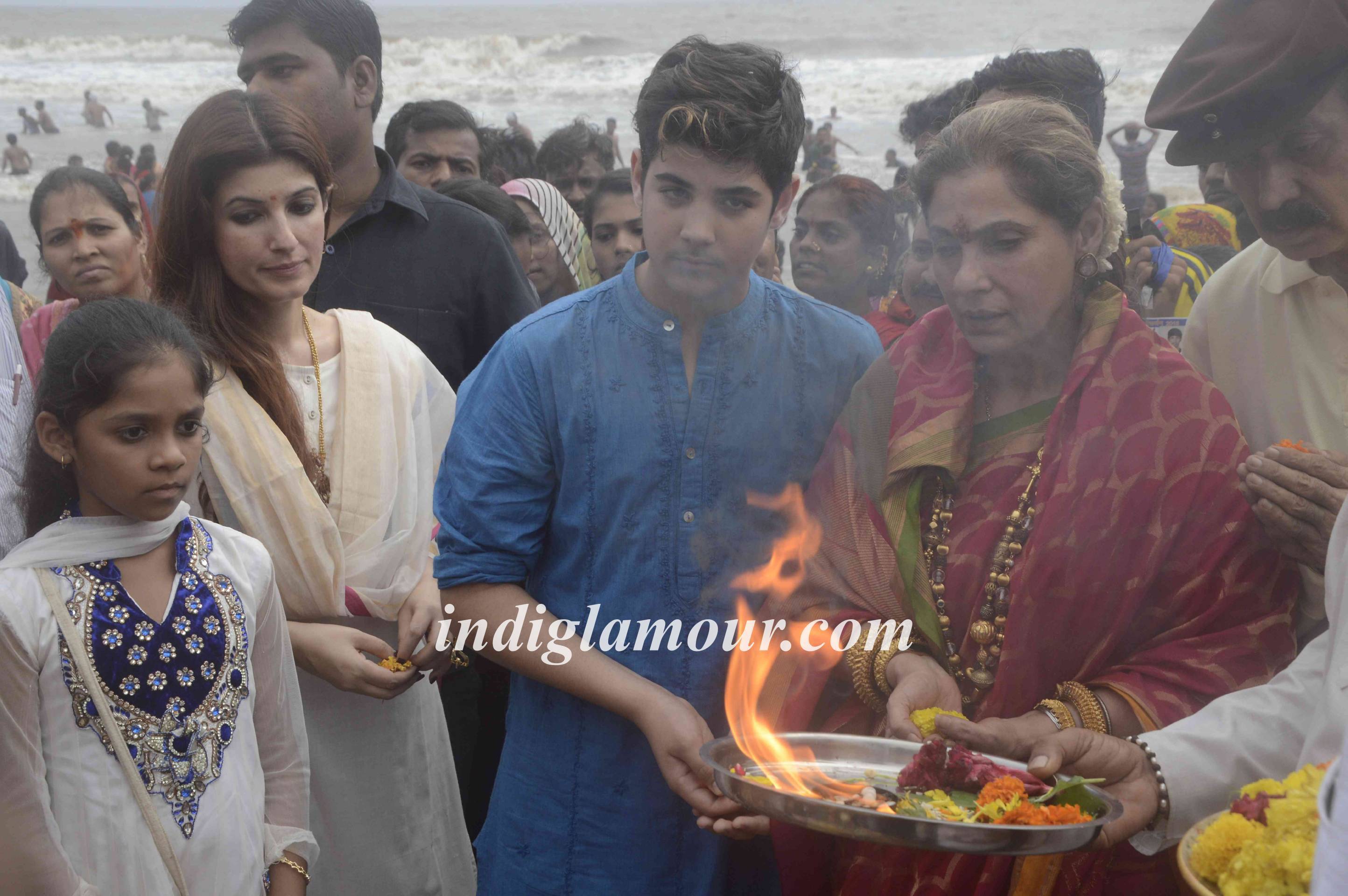 Dimple Kapadia Celebrates Ganpati Visarjan Event hd photo