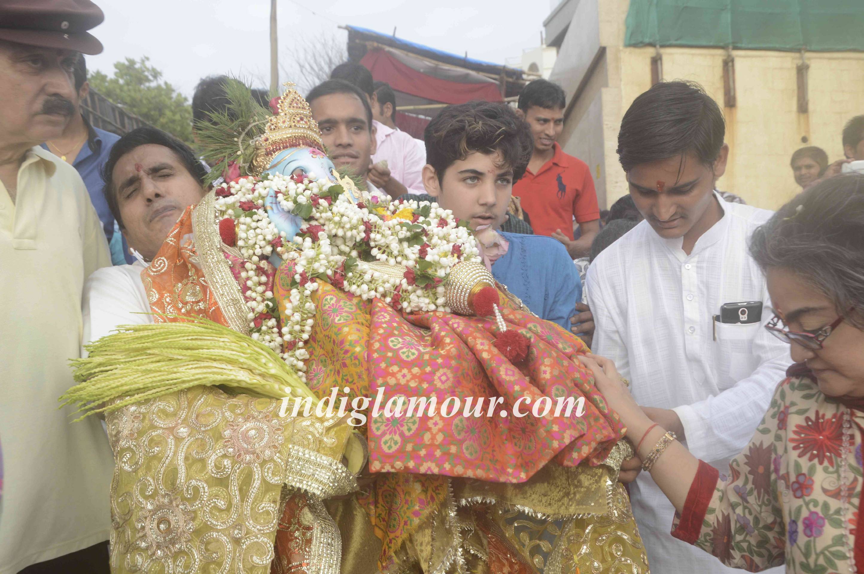 Dimple Kapadia Celebrates Ganpati Visarjan Event hd photo