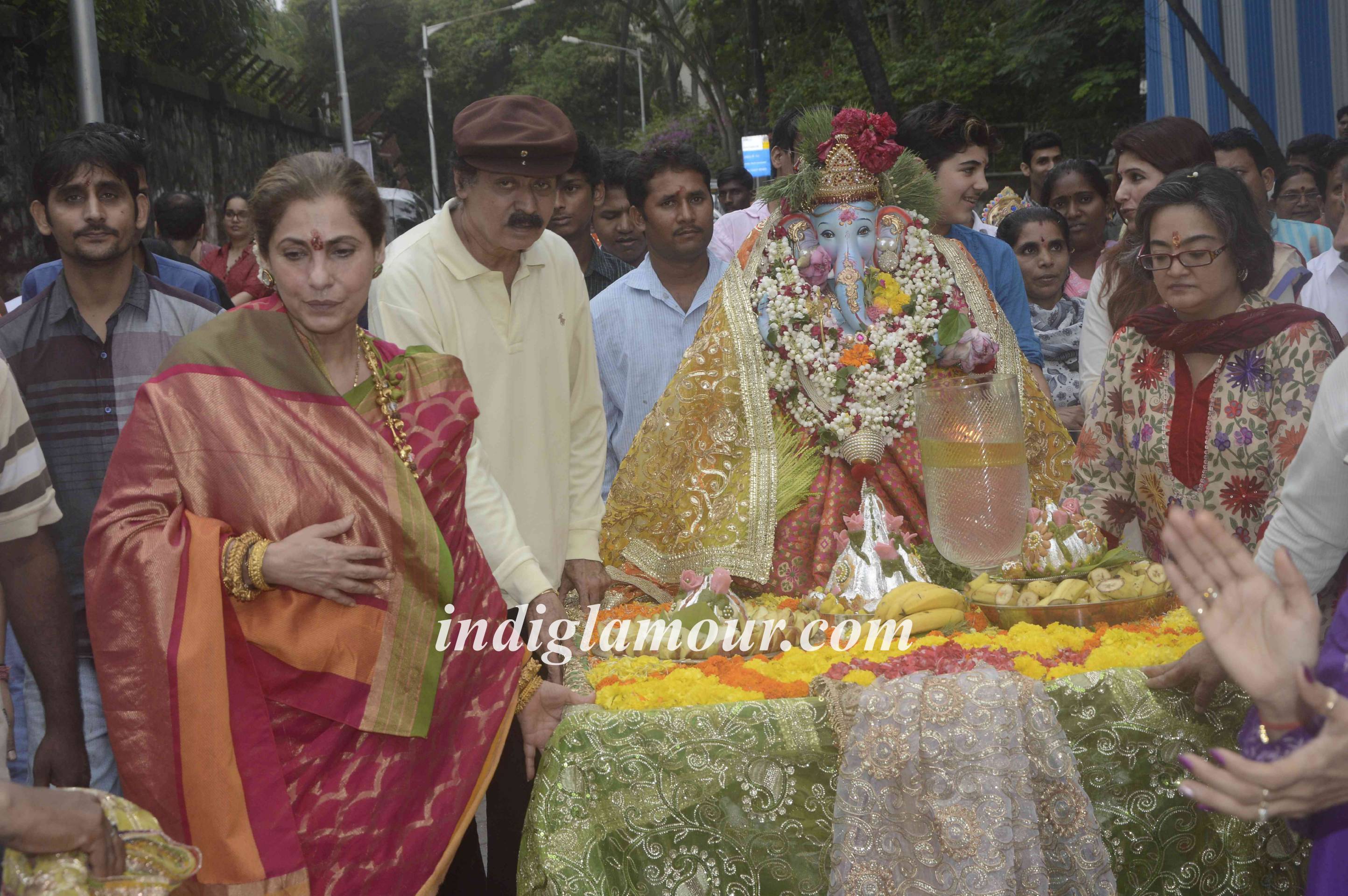 Dimple Kapadia Celebrates Ganpati Visarjan Event hd photo