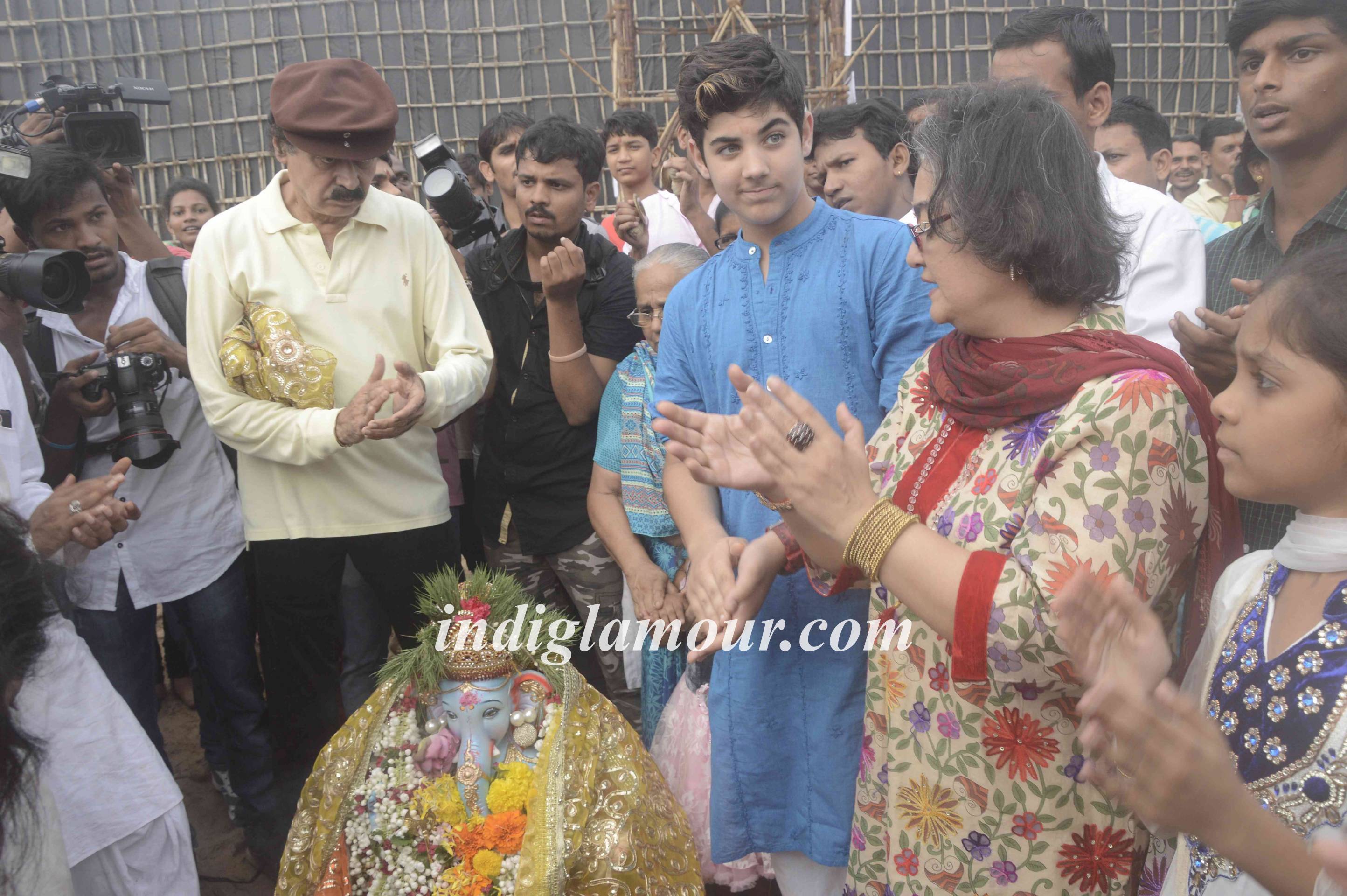 Dimple Kapadia Celebrates Ganpati Visarjan Event hd photo