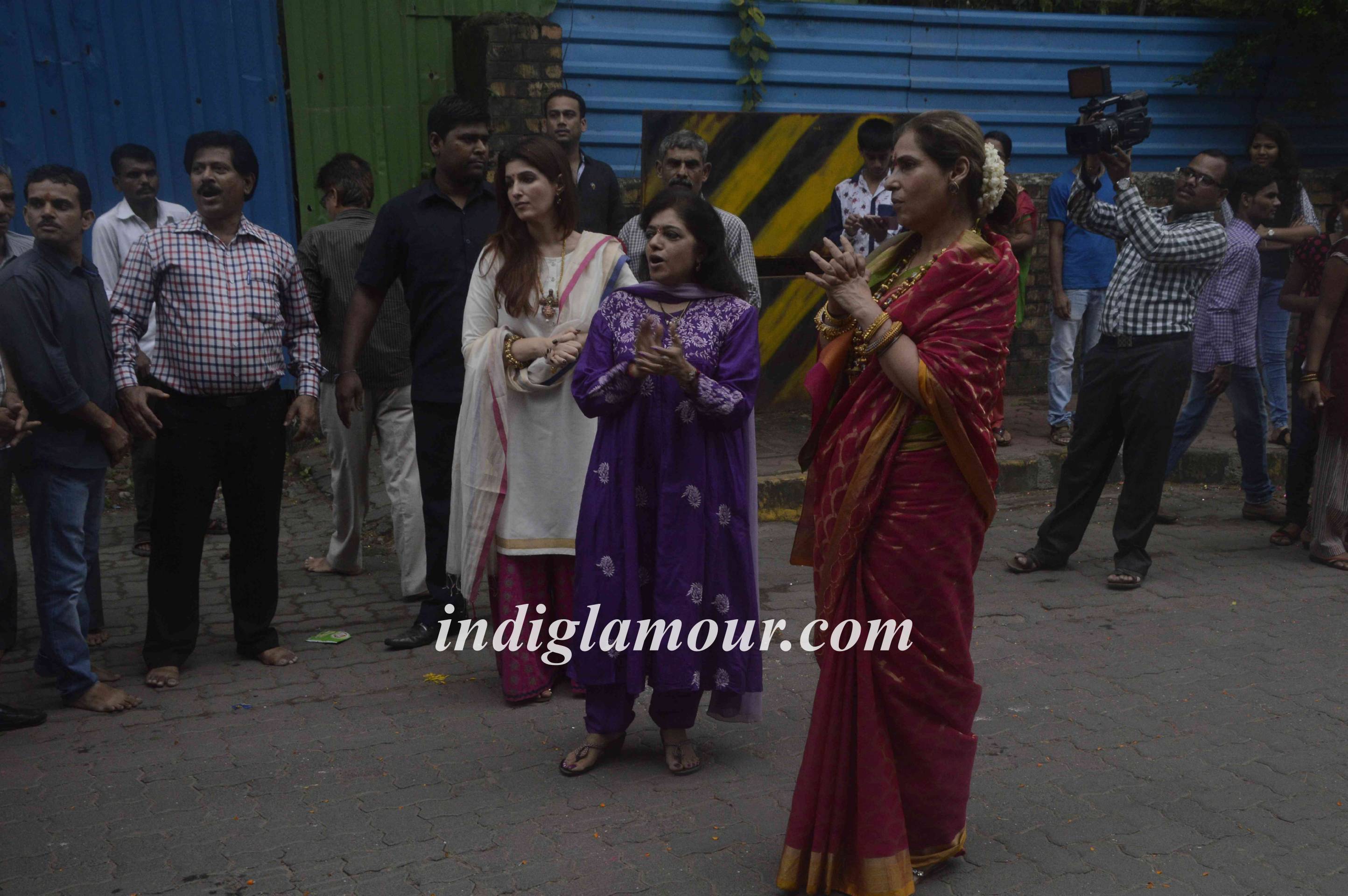Dimple Kapadia Celebrates Ganpati Visarjan Event hd photo