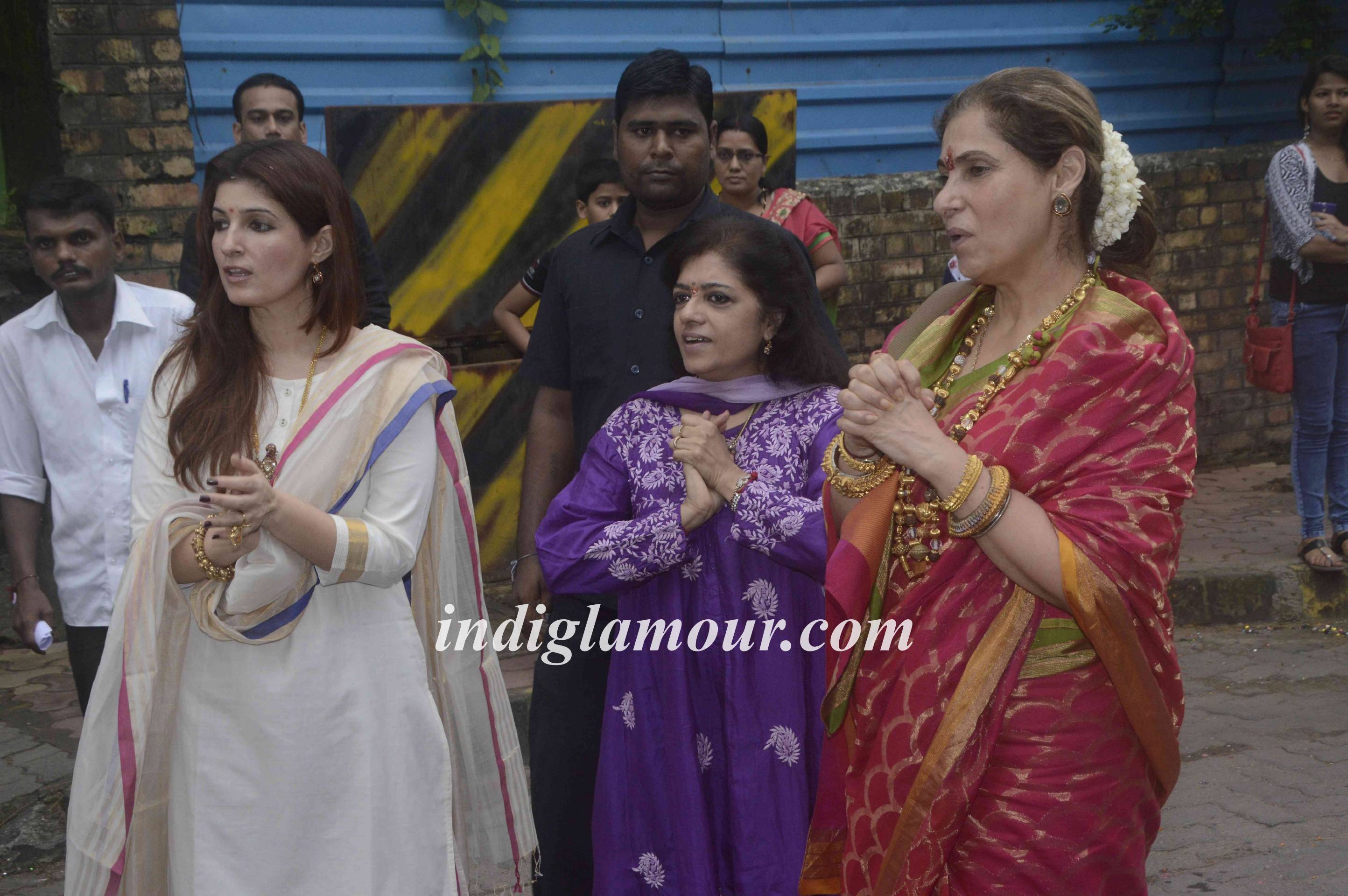 Dimple Kapadia Celebrates Ganpati Visarjan Event hd photo