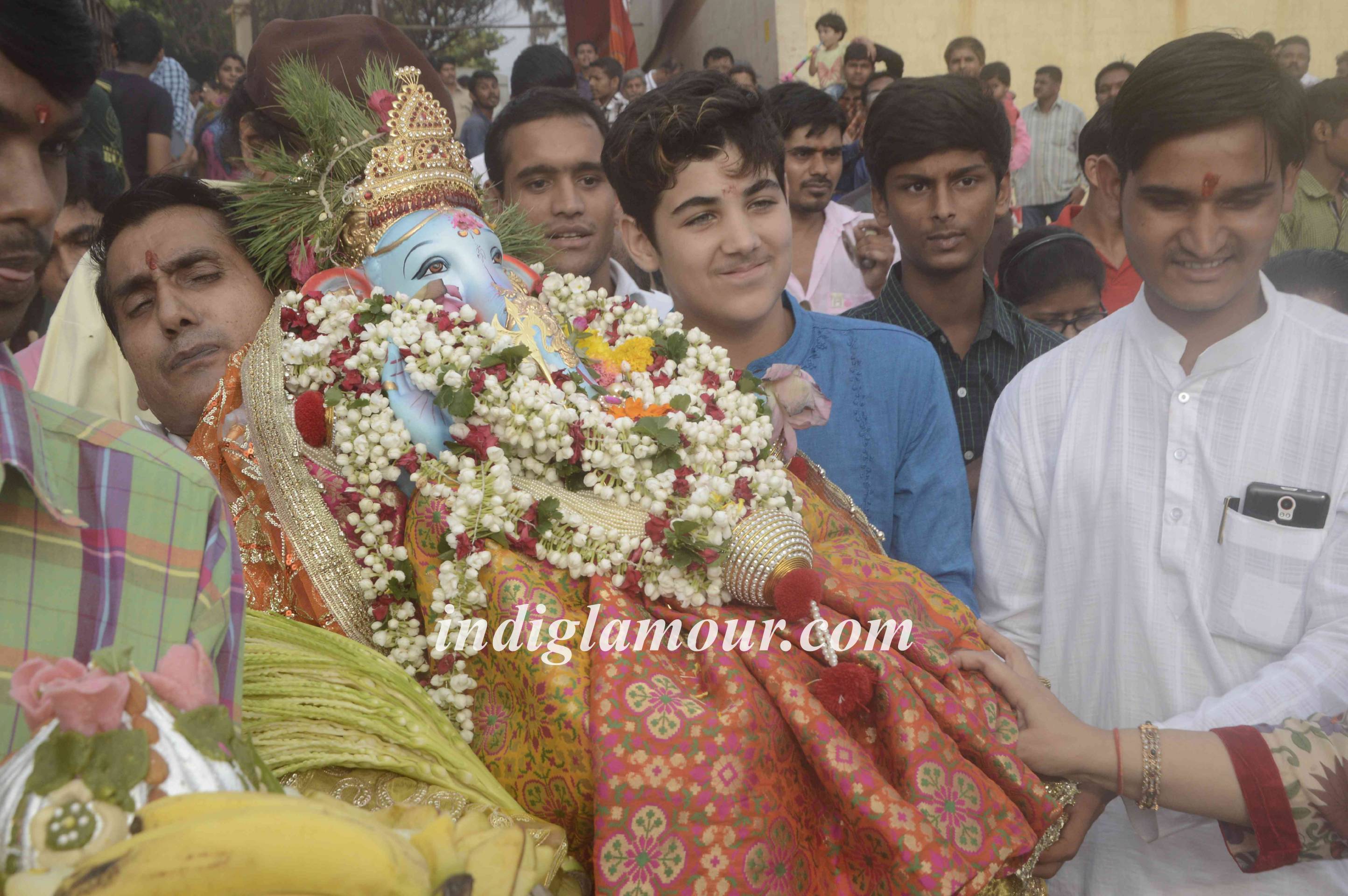 Dimple Kapadia Celebrates Ganpati Visarjan Event hd photo