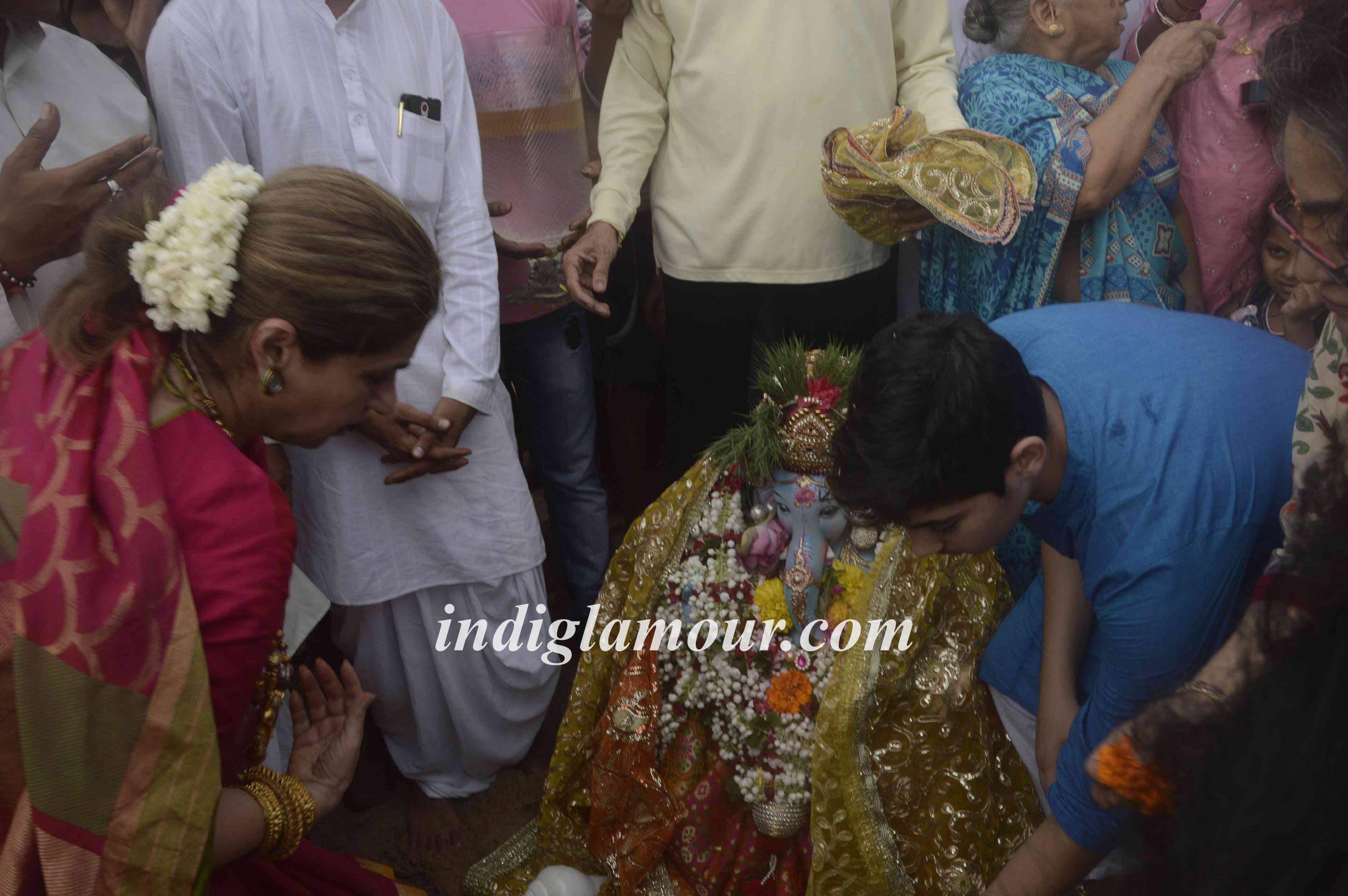 Dimple Kapadia Celebrates Ganpati Visarjan Event hd photo