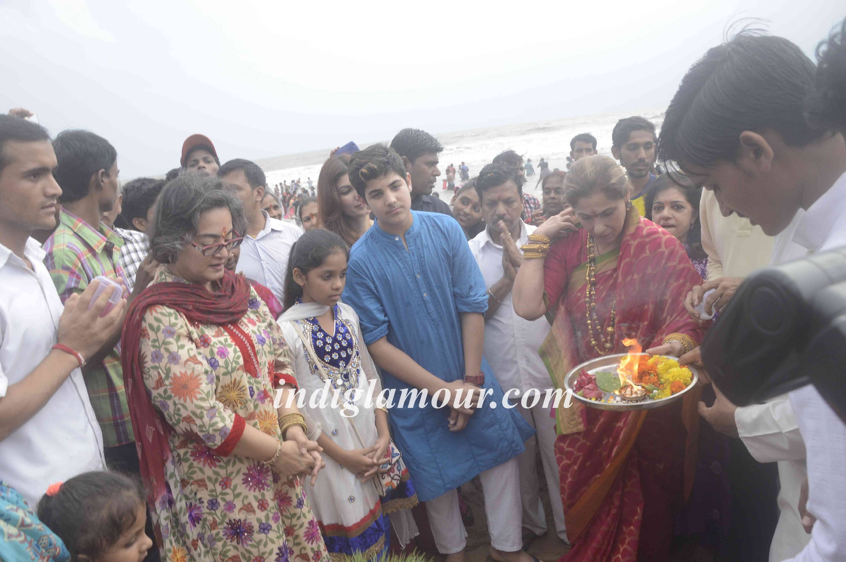 Dimple Kapadia Celebrates Ganpati Visarjan Event hd photo