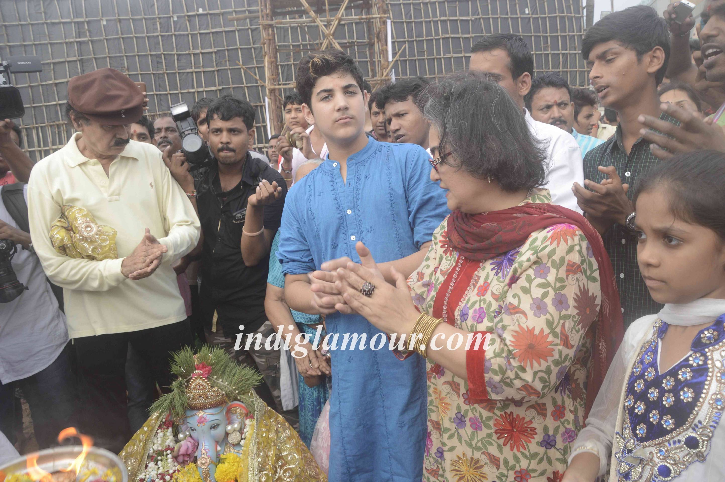 Dimple Kapadia Celebrates Ganpati Visarjan Event hd photo