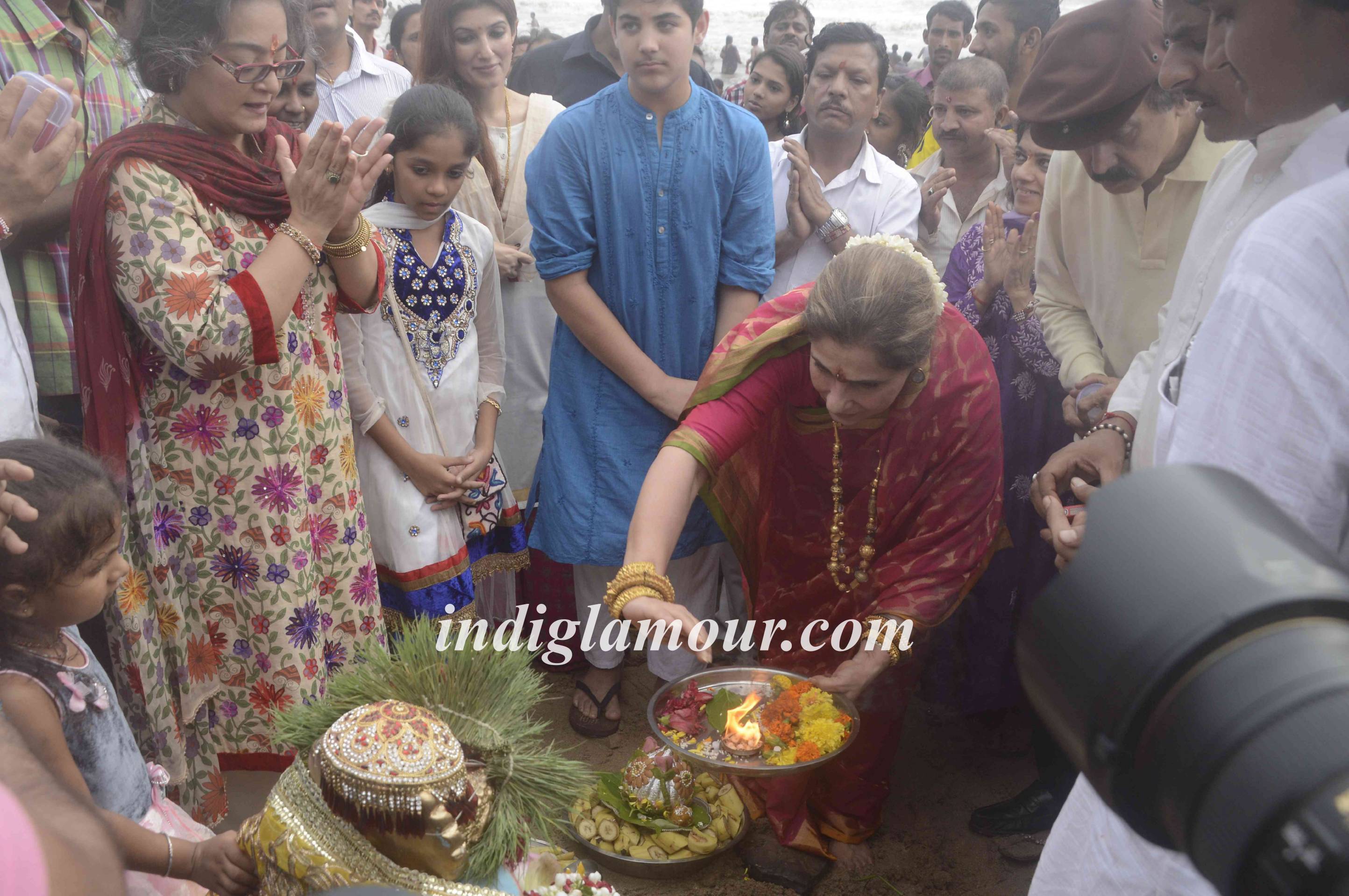 Dimple Kapadia Celebrates Ganpati Visarjan Event hd photo
