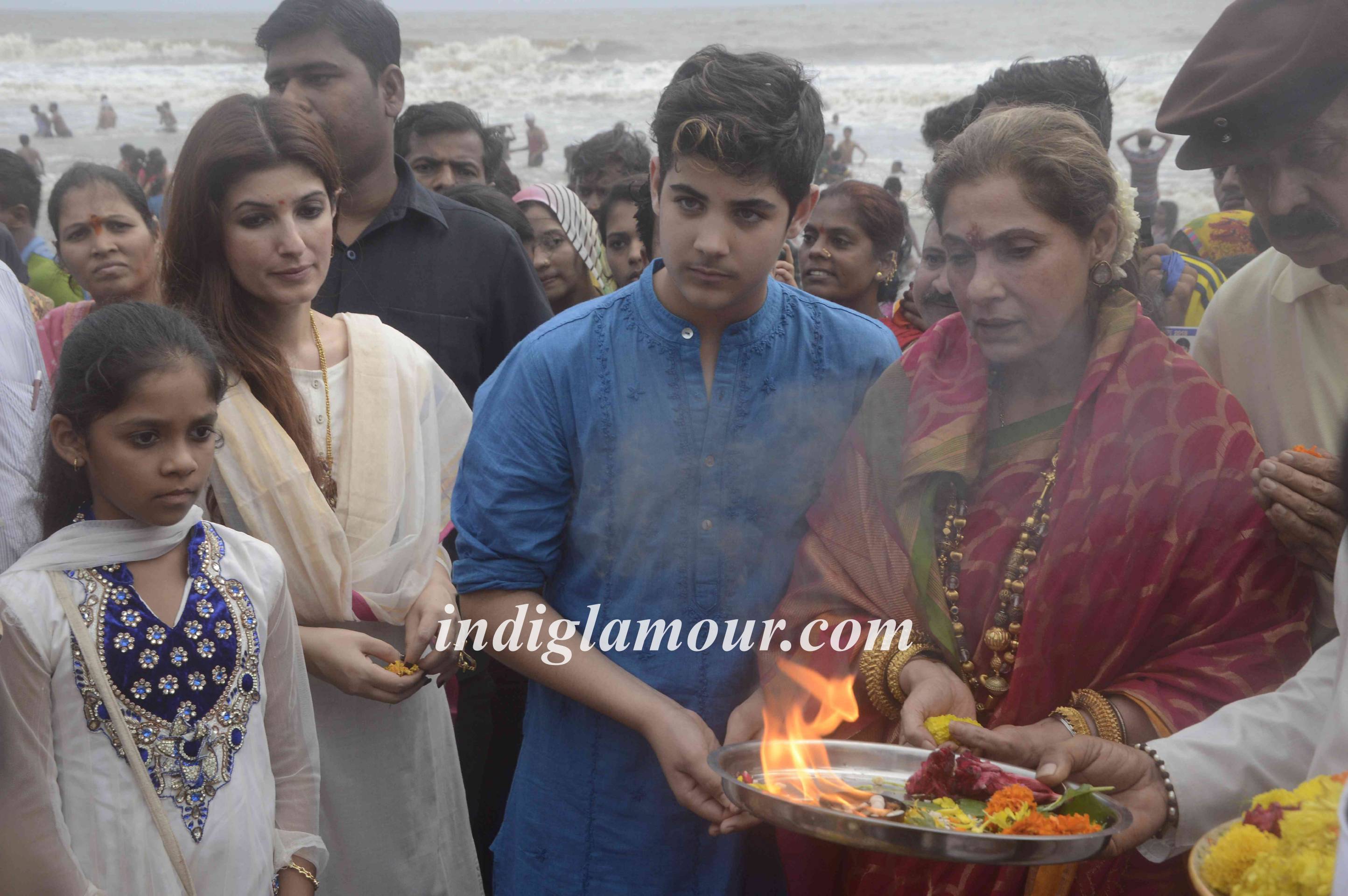 Dimple Kapadia Celebrates Ganpati Visarjan Event hd photo