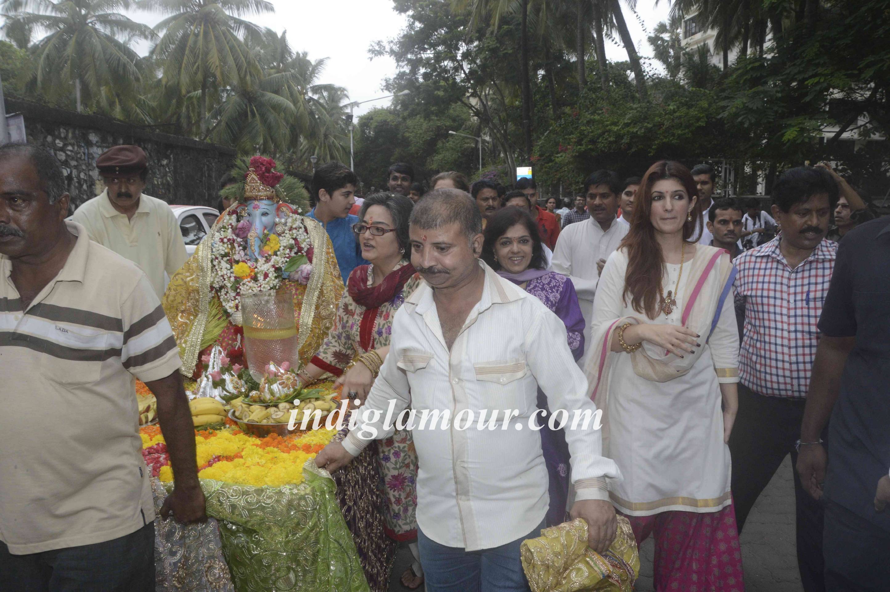 Dimple Kapadia Celebrates Ganpati Visarjan Event hd photo