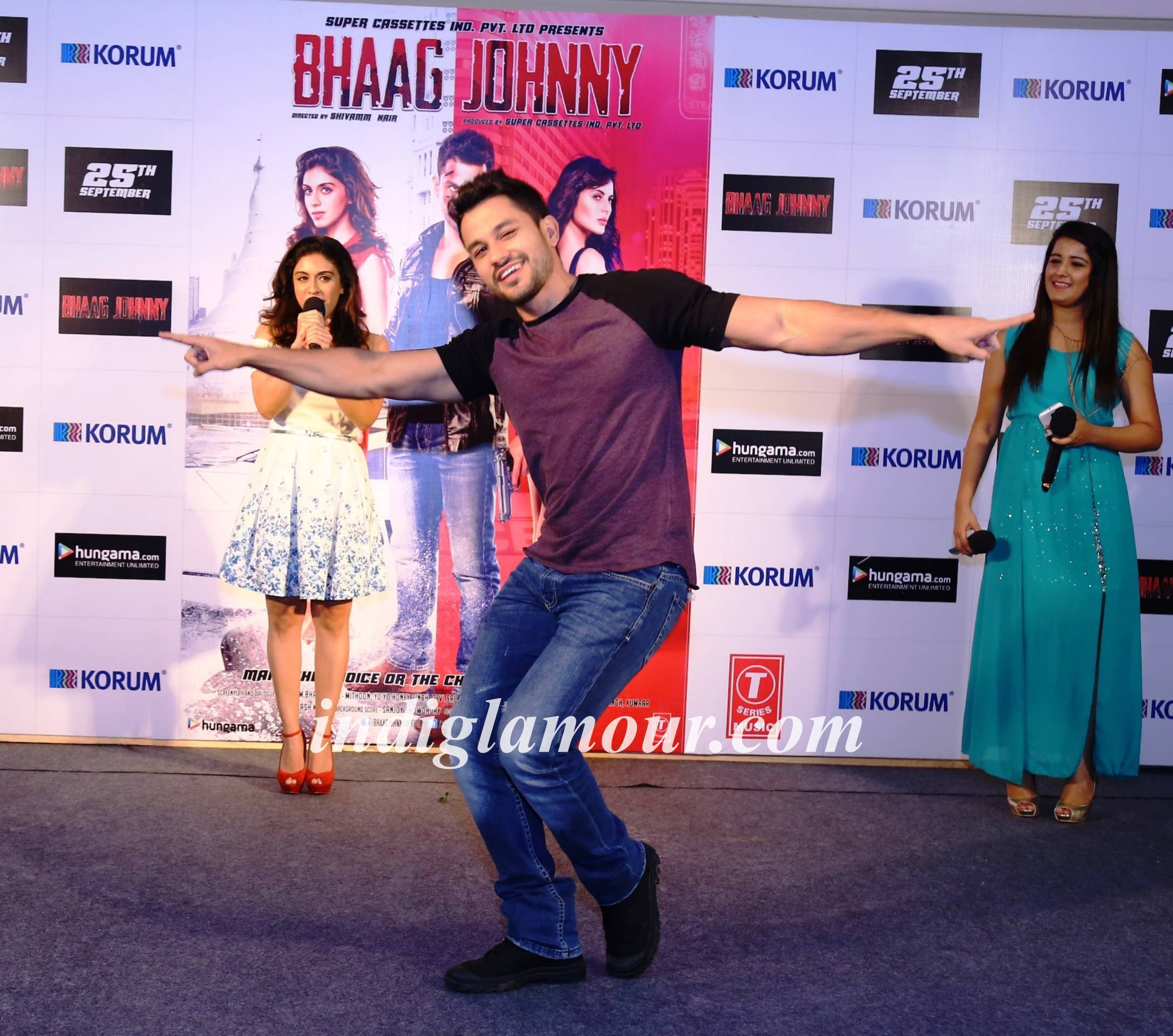 Kunal Khemu and Zoa Morani Promoting Bhaag Johnny in Korum Mall Event hd photo