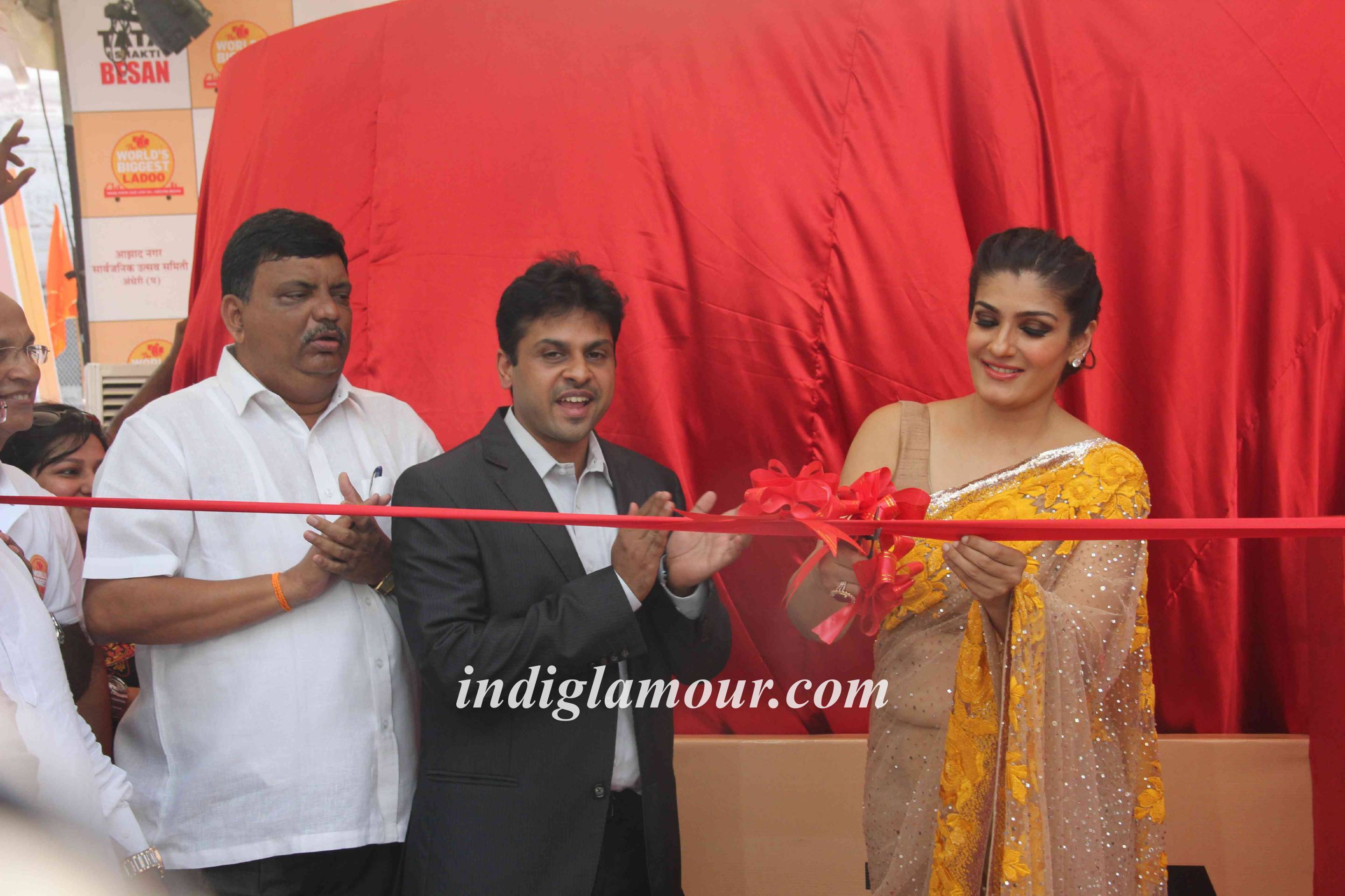 Raveena Tandon Unveils World Biggest Besan Ladoo at Andheri Cha Raja Event hd photo