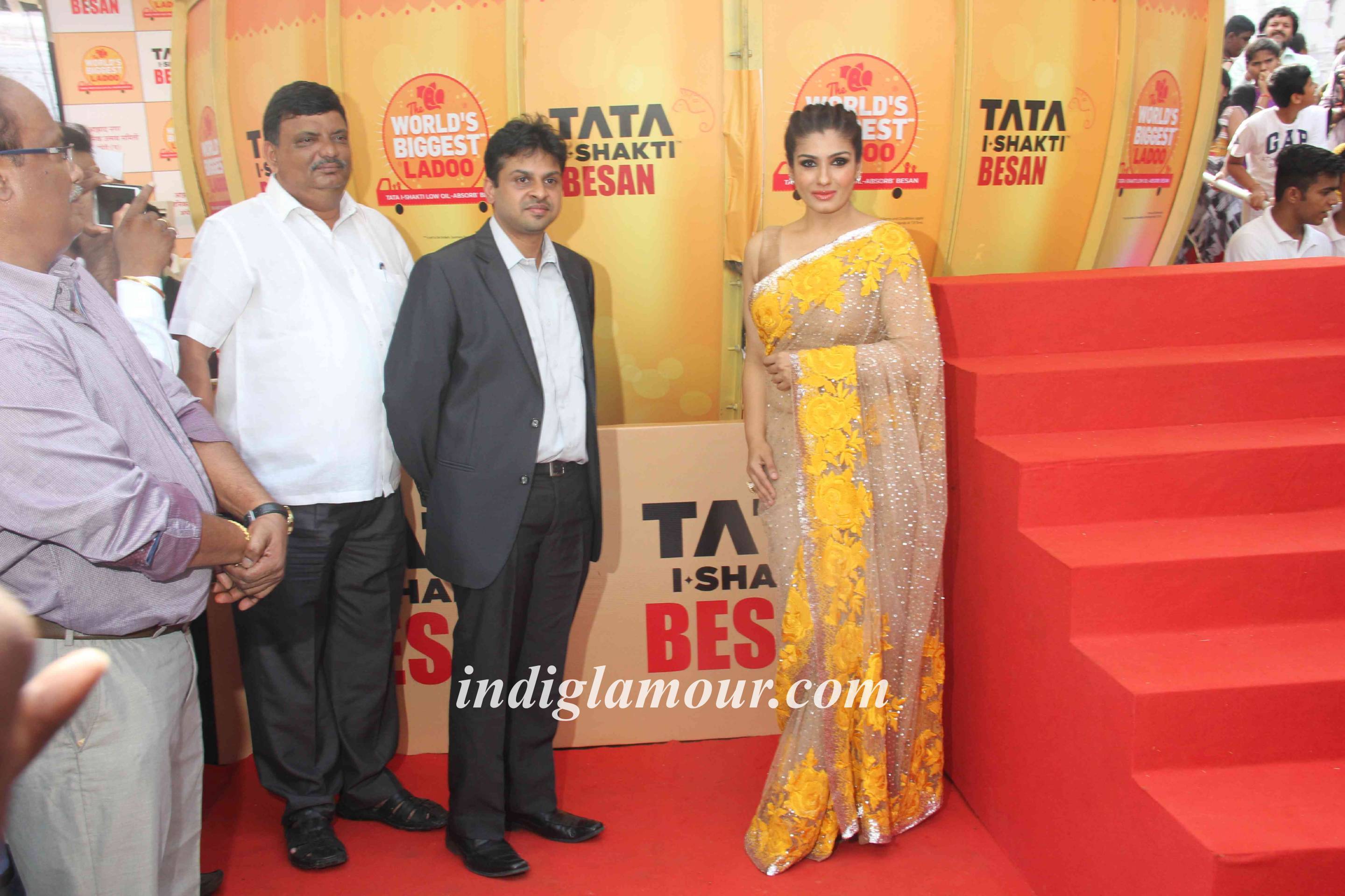 Raveena Tandon Unveils World Biggest Besan Ladoo at Andheri Cha Raja Event hd photo