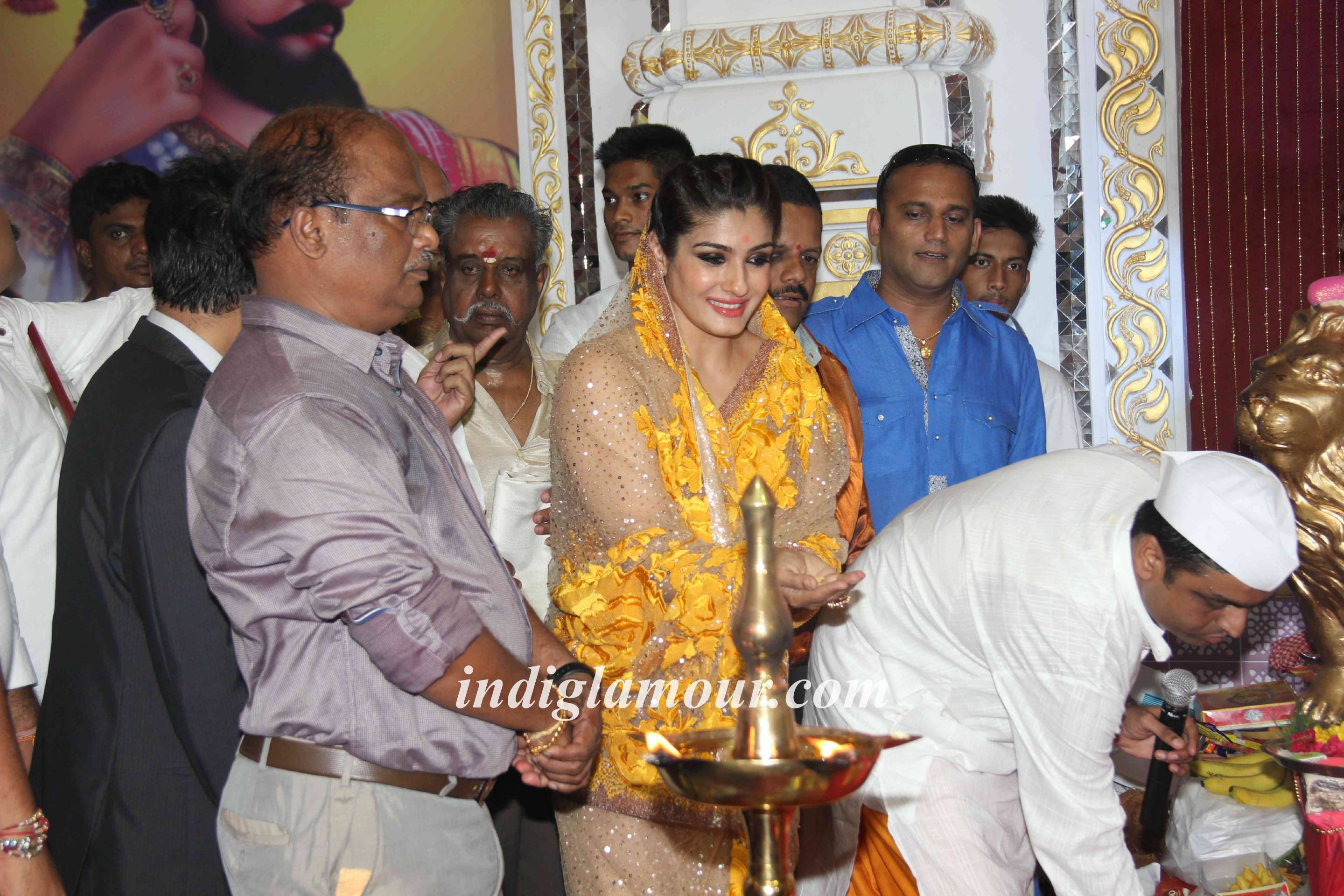 Raveena Tandon Unveils World Biggest Besan Ladoo at Andheri Cha Raja Event hd photo