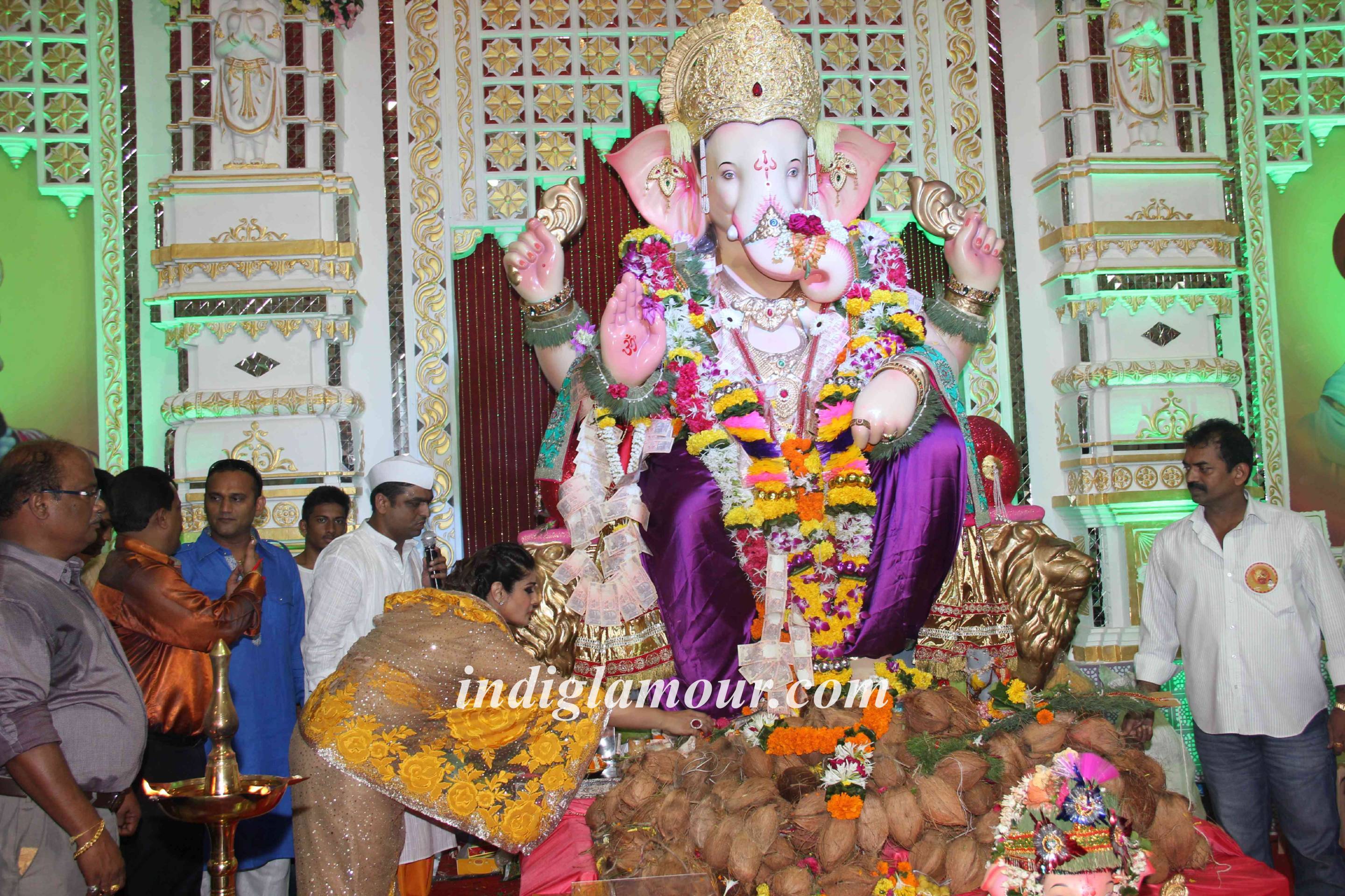 Raveena Tandon Unveils World Biggest Besan Ladoo at Andheri Cha Raja Event hd photo