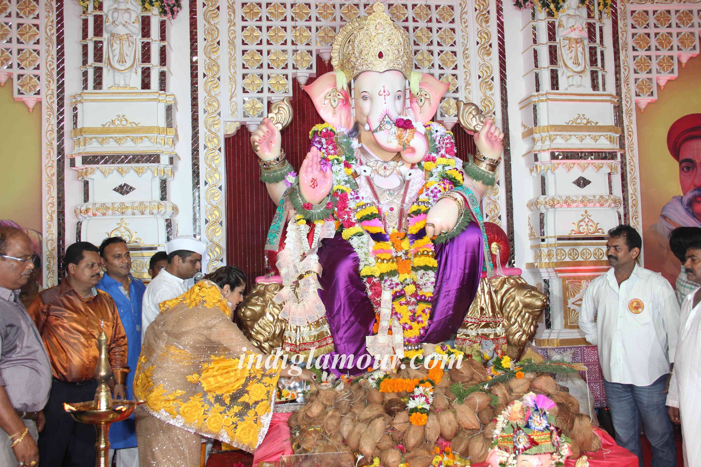 Raveena Tandon Unveils World Biggest Besan Ladoo at Andheri Cha Raja Event hd photo