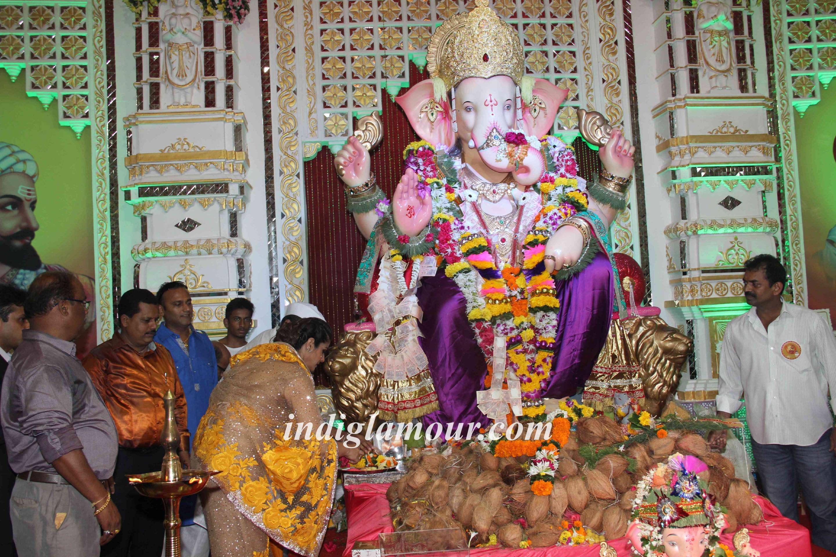 Raveena Tandon Unveils World Biggest Besan Ladoo at Andheri Cha Raja Event hd photo