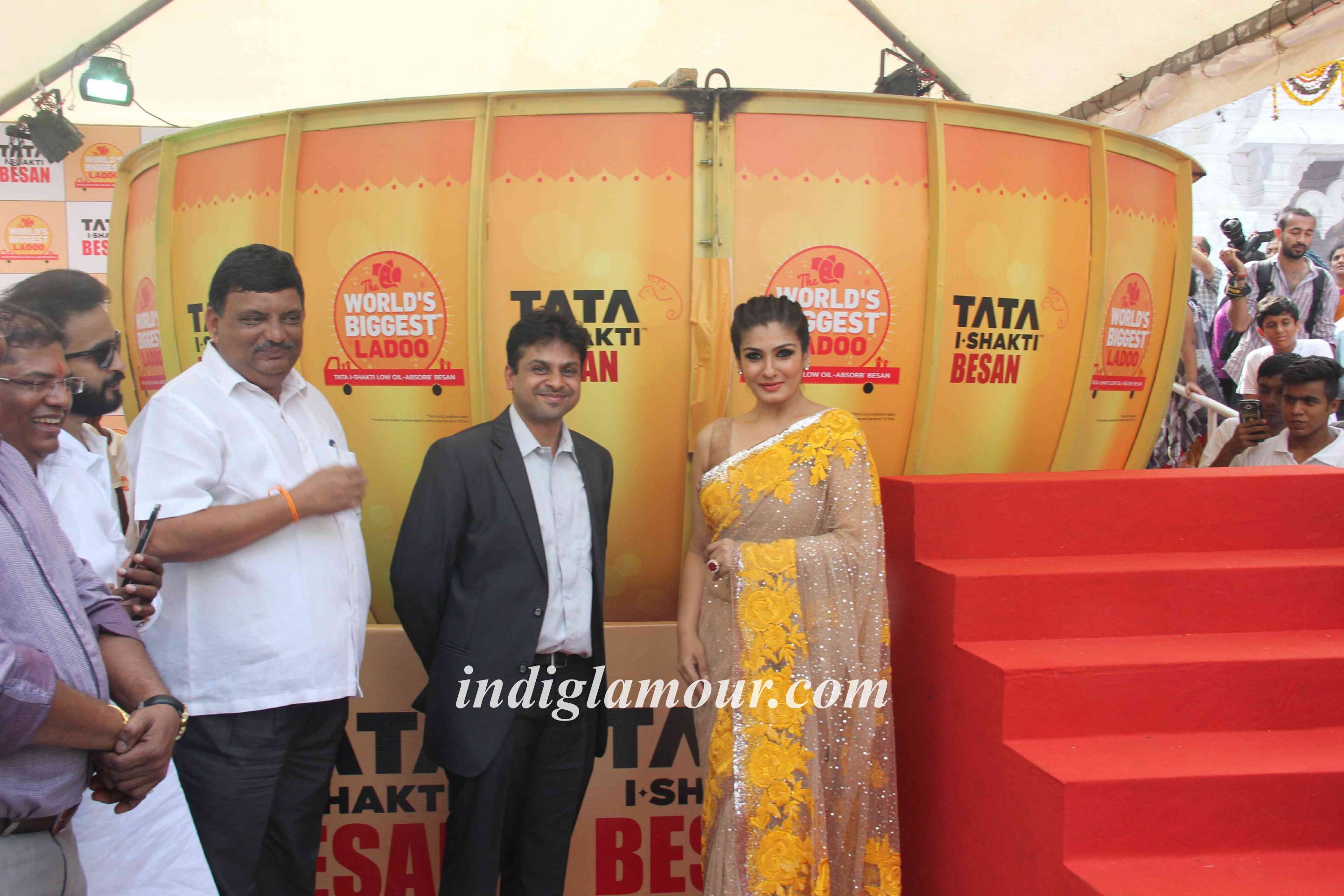 Raveena Tandon Unveils World Biggest Besan Ladoo at Andheri Cha Raja Event hd photo