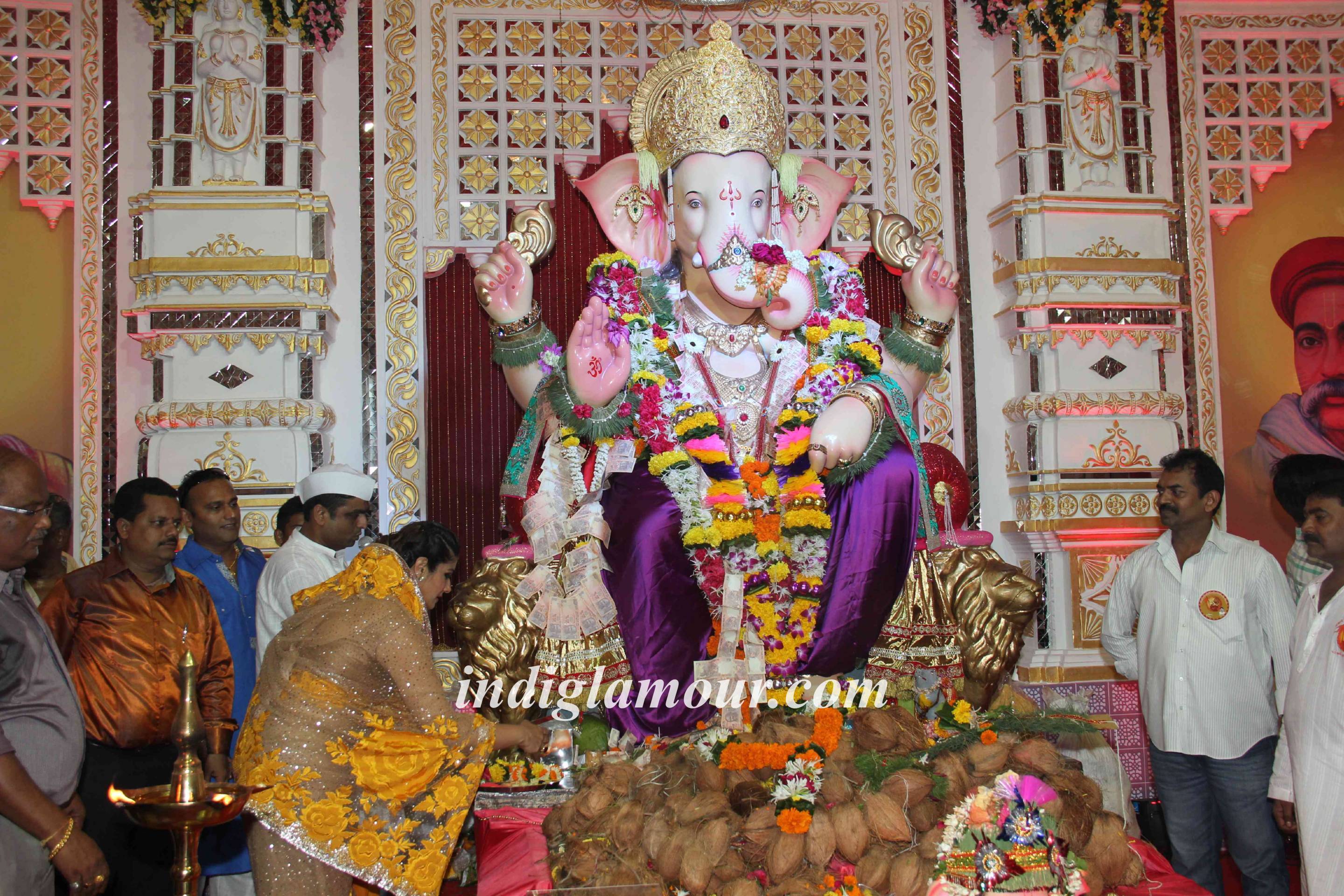 Raveena Tandon Unveils World Biggest Besan Ladoo at Andheri Cha Raja Event hd photo