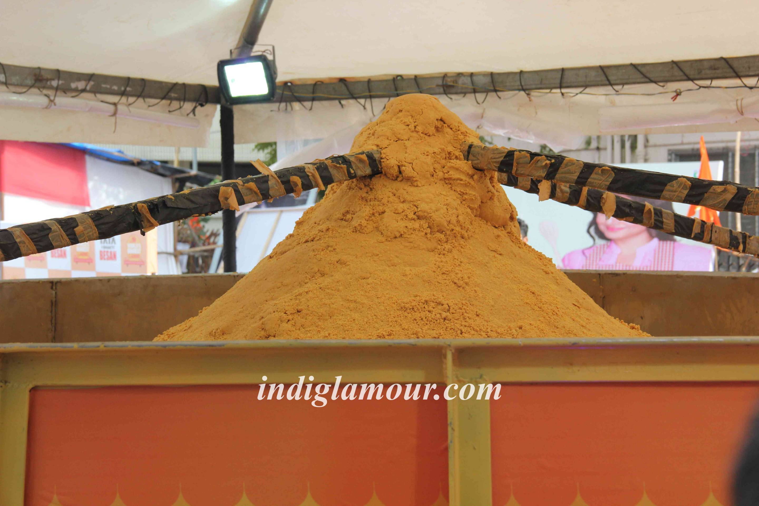 Raveena Tandon Unveils World Biggest Besan Ladoo at Andheri Cha Raja Event hd photo